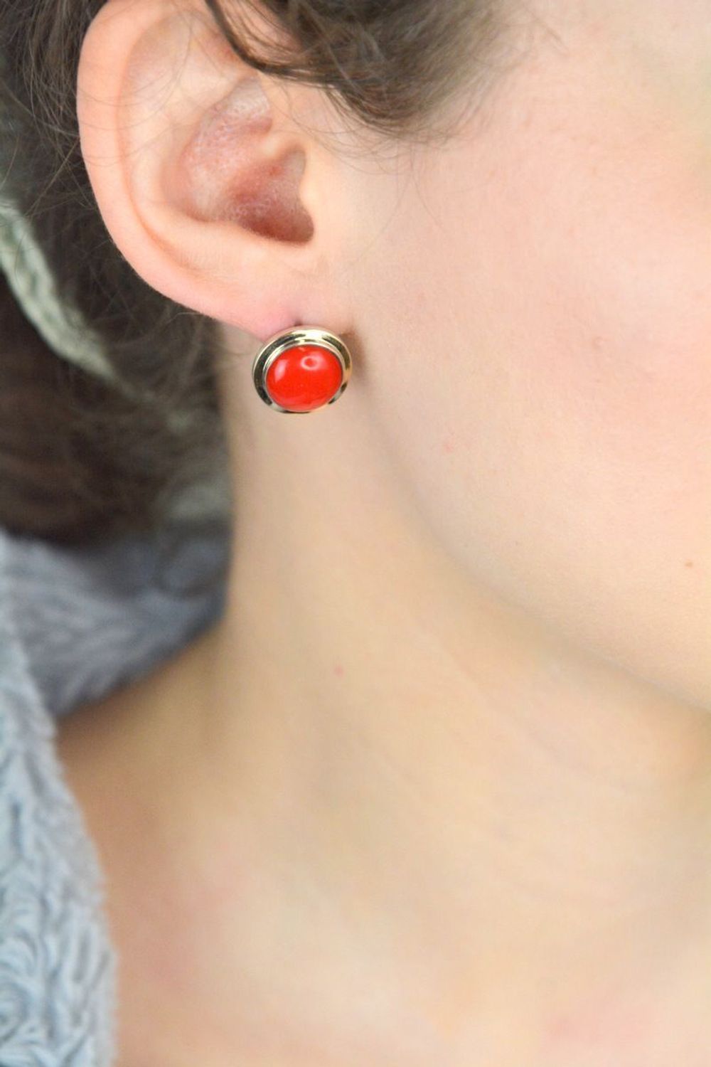 Eleganckie kolczyki damskie srebrne próba 925 z dodatkiem złota 585 i naturalnym koralem. Okrągłe, z angielskim zapięciem, waga 5,40 g – klasyka i szyk.1.jpg