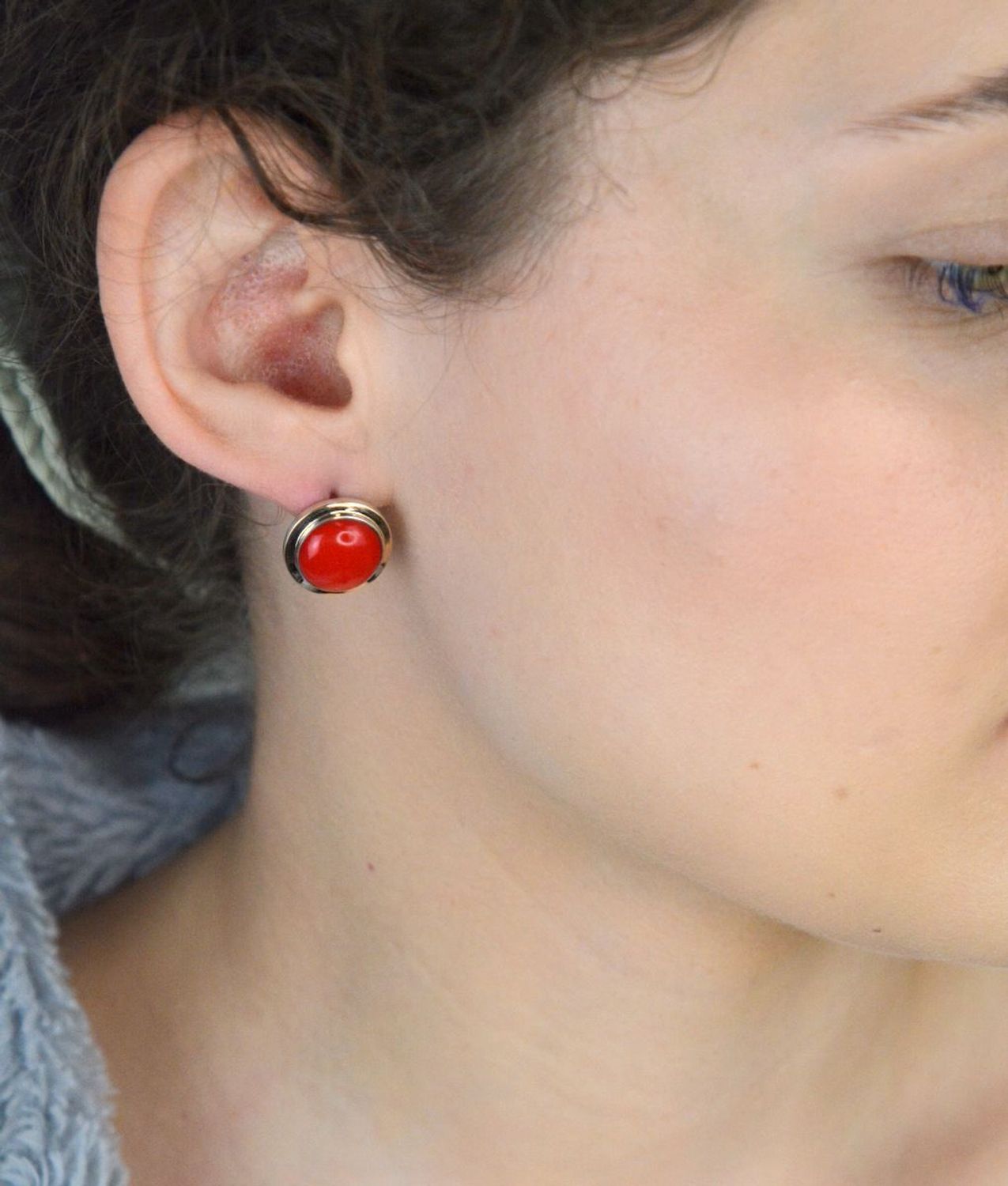 Eleganckie kolczyki damskie srebrne próba 925 z dodatkiem złota 585 i naturalnym koralem. Okrągłe, z angielskim zapięciem, waga 5,40 g – klasyka i szyk.1.jpg