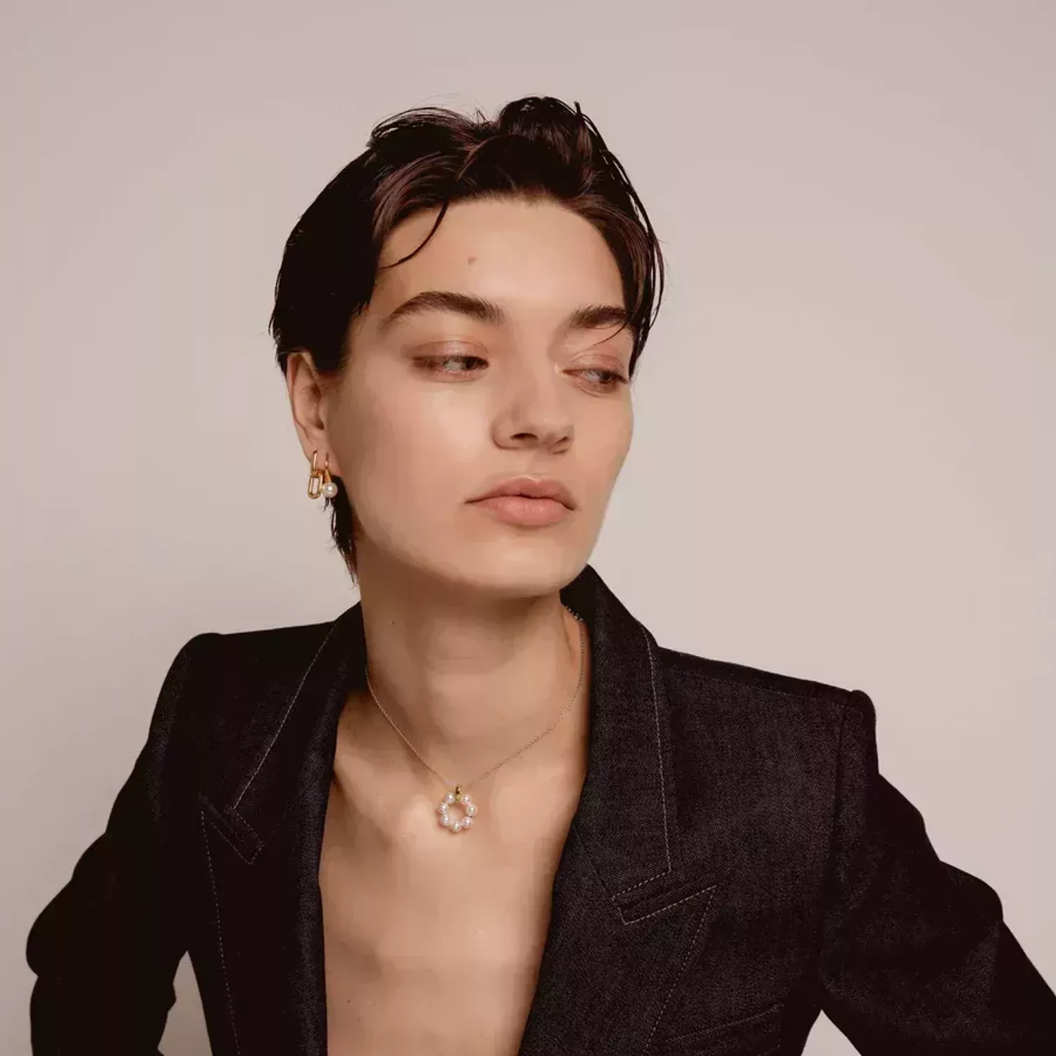 Damski naszyjnik pokryty złotem TI SENTO Aureola pereł z ciepłym złotem 34036YP42 Pokryty żółtym złotem naszyjnik z pereł TI SENTO 34036YP prezentuje aureole z błyszczących białych pereł umieszczonych na łańcuszku. Elegancj.webp