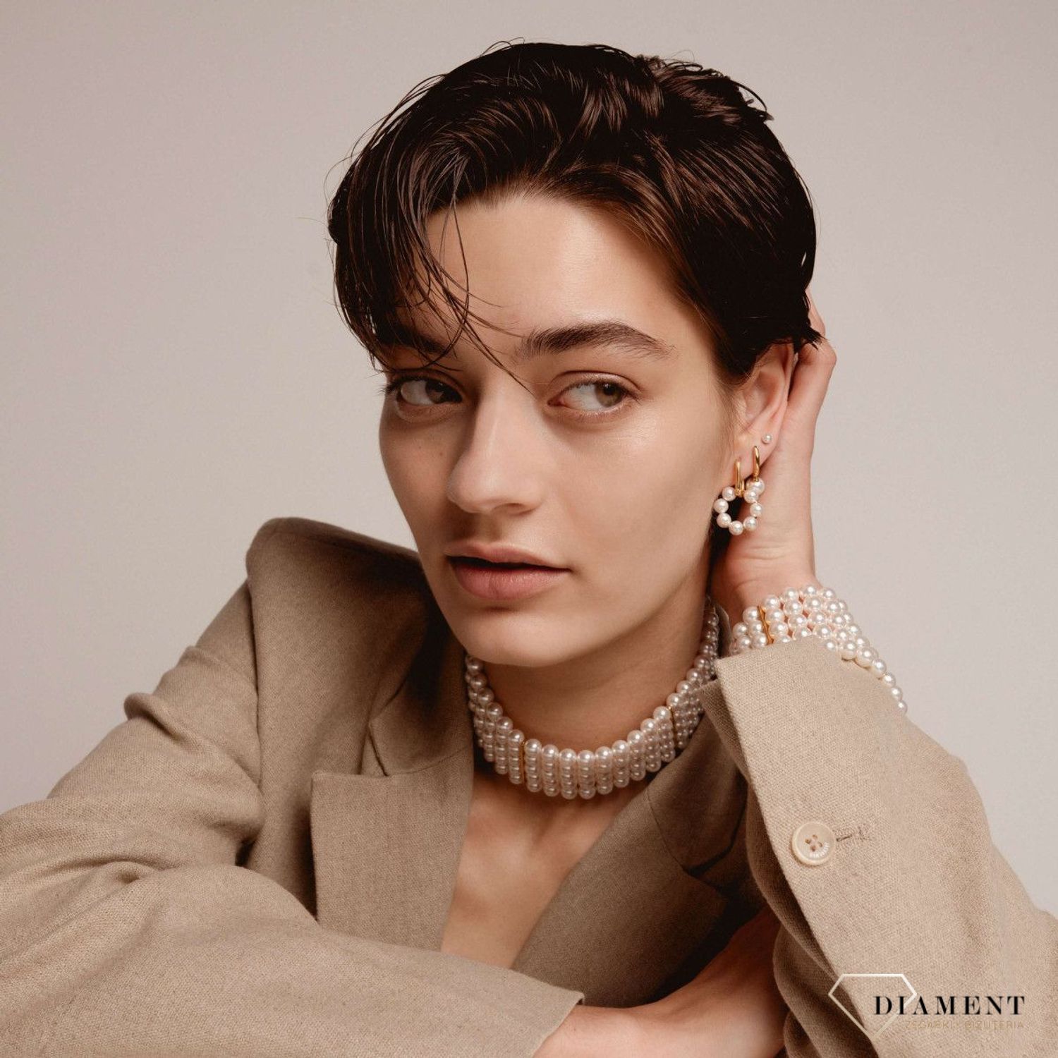 Damski naszyjnik pokryty złotem TI SENTO pięć pasm białych pereł 34042YP34  Naszyjnik z pereł TI SENTO 34042YP34 to oszałamiający, wyrazisty element, który łączy ponadczasowość perły z elegancją i wyrafinowaniem. Idealny pom.jpg