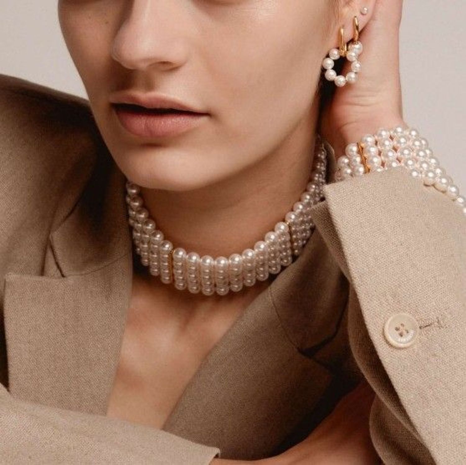 Damski naszyjnik pokryty złotem TI SENTO pięć pasm białych pereł 34042YP34  Naszyjnik z pereł TI SENTO 34042YP34 to oszałamiający, wyrazisty element, który łączy ponadczasowość perły z elegancją i wyrafinowaniem. Idealny pom.jpg