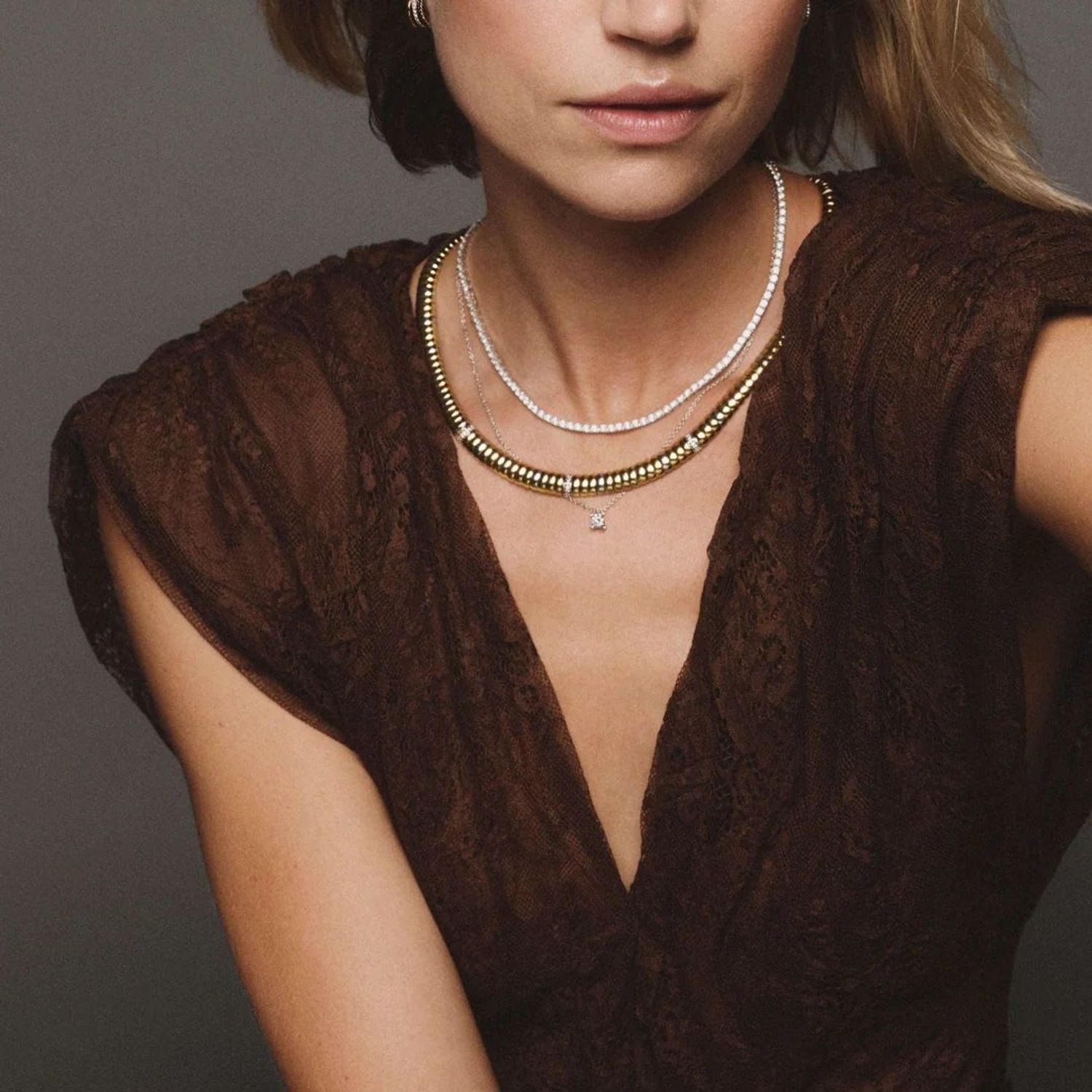 Naszyjnik damski TI SENTO – srebro próby 925 z elementami pokrytymi żółtym złotem i lśniącymi cyrkoniami. Elastyczna kolia, komfortowa w noszeniu, idealna do codziennych 1.jpg