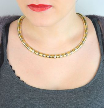 Naszyjnik damski TI SENTO – srebro próby 925 z elementami pokrytymi żółtym złotem i lśniącymi cyrkoniami. Elastyczna kolia, komfortowa w noszeniu, idealna do codziennych stylizacji i na specjalne okazje (2).JPG