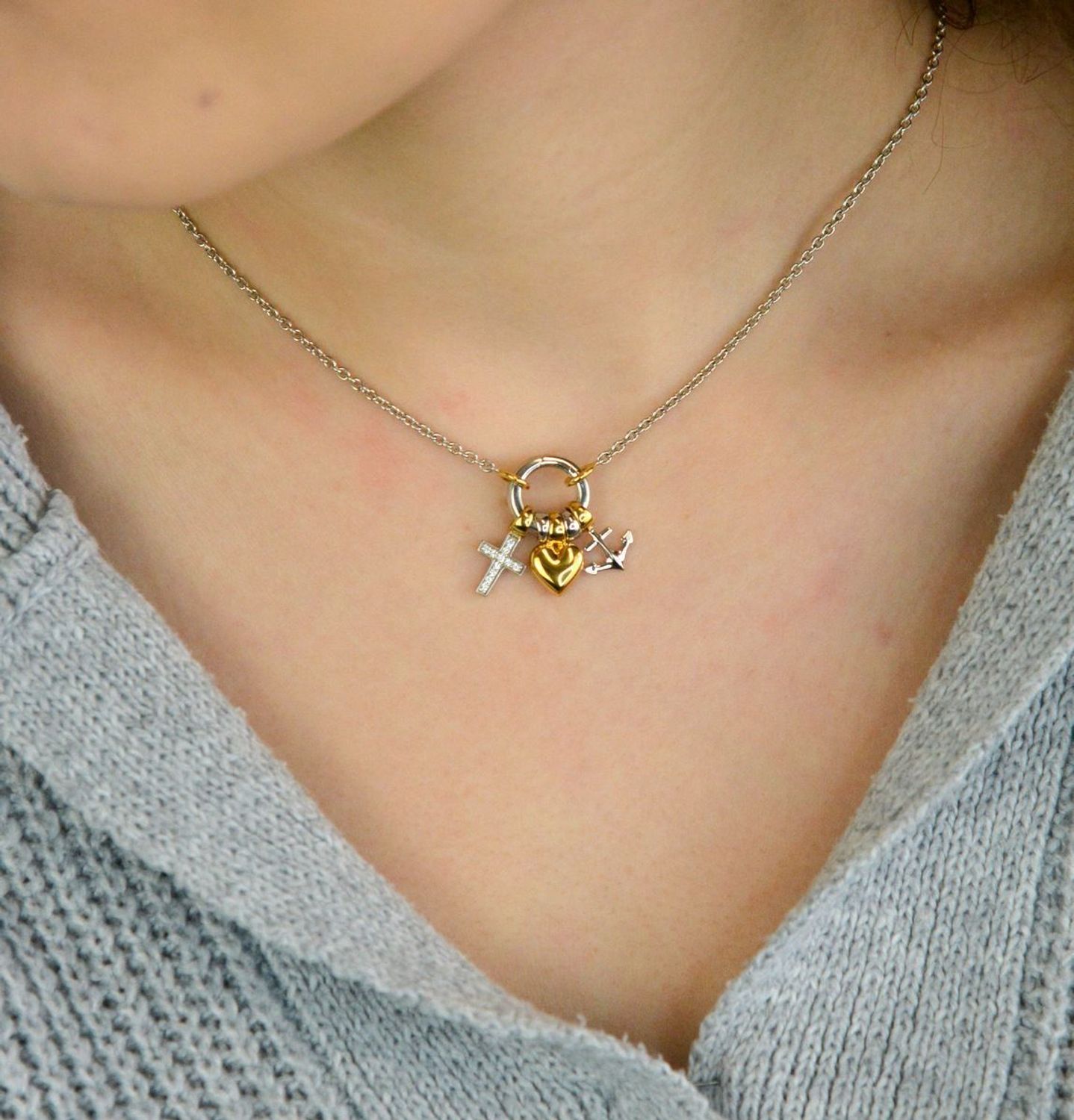 Naszyjnik damski TI SENTO 34115ZY – srebro rodowane 925, częściowo złocone, zdobione cyrkoniami i trzema zawieszkami krzyż, serce i kotwica (wiara, miłość, nadzieja). 1.jpg