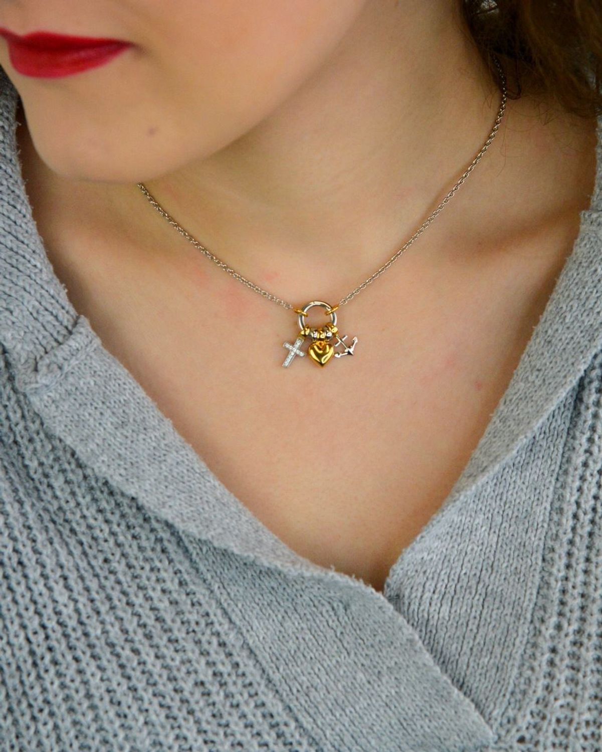 Naszyjnik damski TI SENTO 34115ZY – srebro rodowane 925, częściowo złocone, zdobione cyrkoniami i trzema zawieszkami krzyż, serce i kotwica (wiara, miłość, nadzieja). 1.jpg