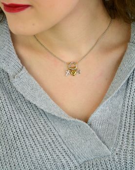 Naszyjnik damski TI SENTO 34115ZY – srebro rodowane 925, częściowo złocone, zdobione cyrkoniami i trzema zawieszkami krzyż, serce i kotwica (wiara, miłość, nadzieja).  (2).JPG