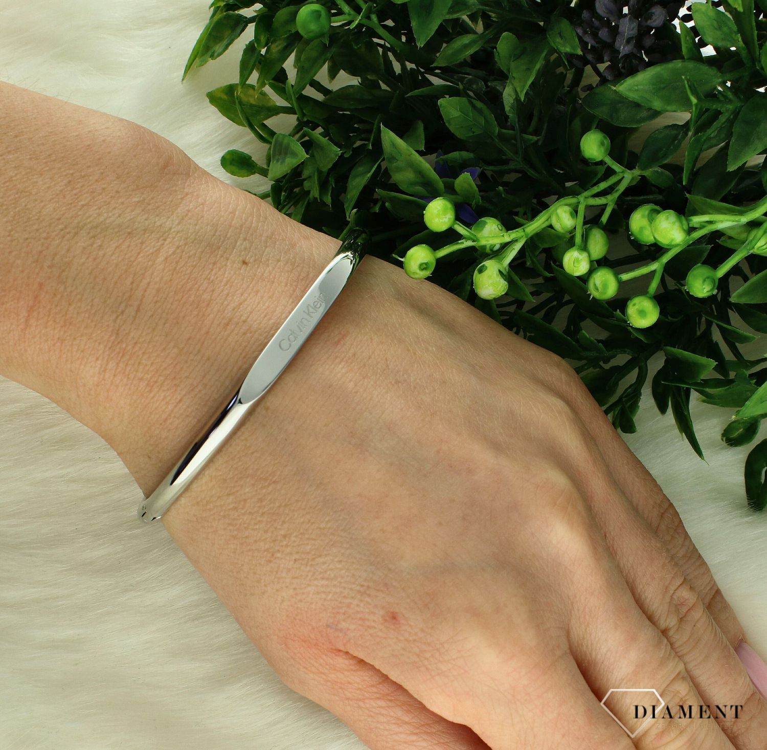 Bransoletka damska Calvin Klein sztywna z logo CK  35000045.jpg