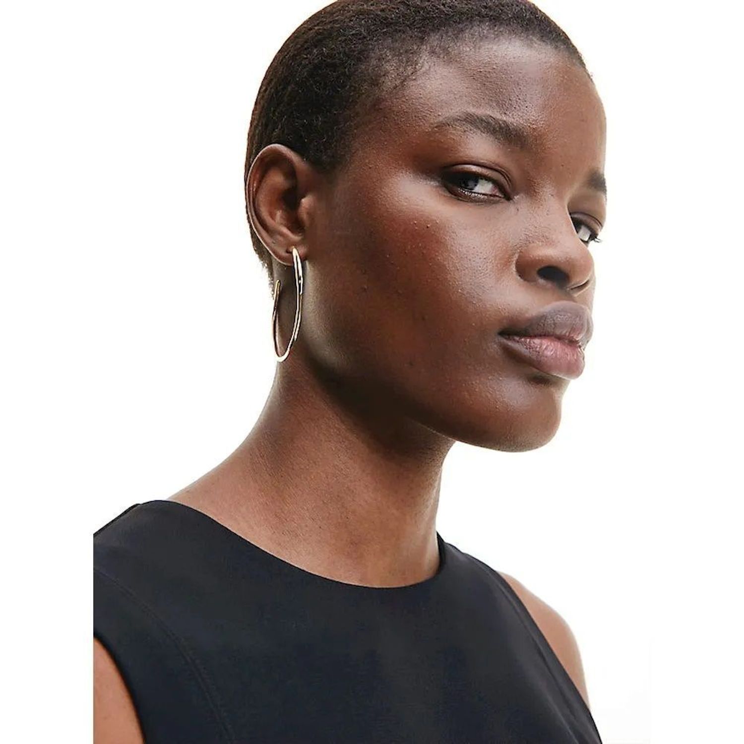 Złote kolczyki damskie Calvin Klein na sztyft 35000112. Nowoczesne kolczyki damskie. Kolczyki złote damskie Calvin Klein. Damskie stalowe kolczyki koła. Kolczyki koła Calvin Klein na prezent (1).jpg