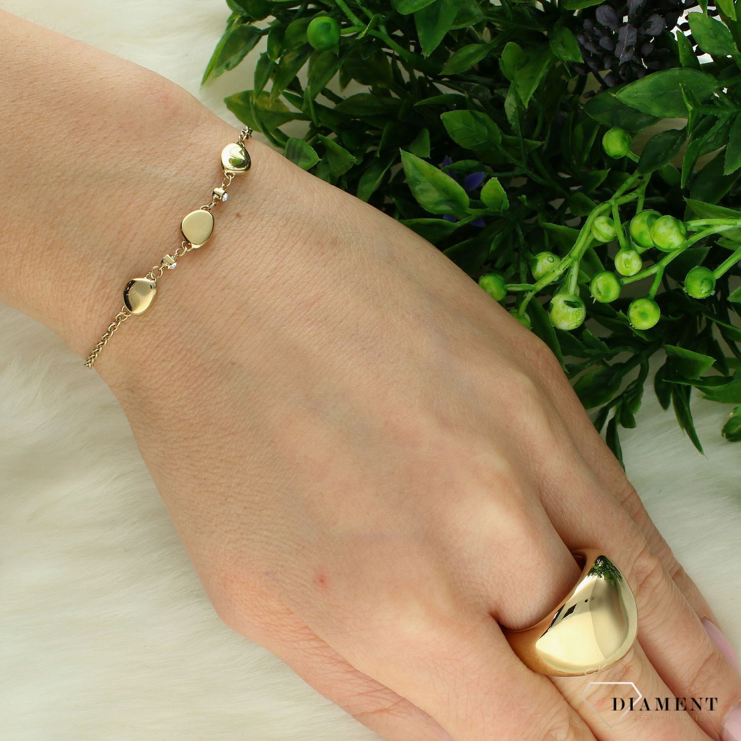 Bransoletka damska Calvin Klein w złotym kolorze 35000218. Bransoletka damska Calvin Klein. Damska bransoletka stalowa Calvin Klein. Bransoletka złota stalowa Calvin Klein. Bransoletka damska na prezent..jpg