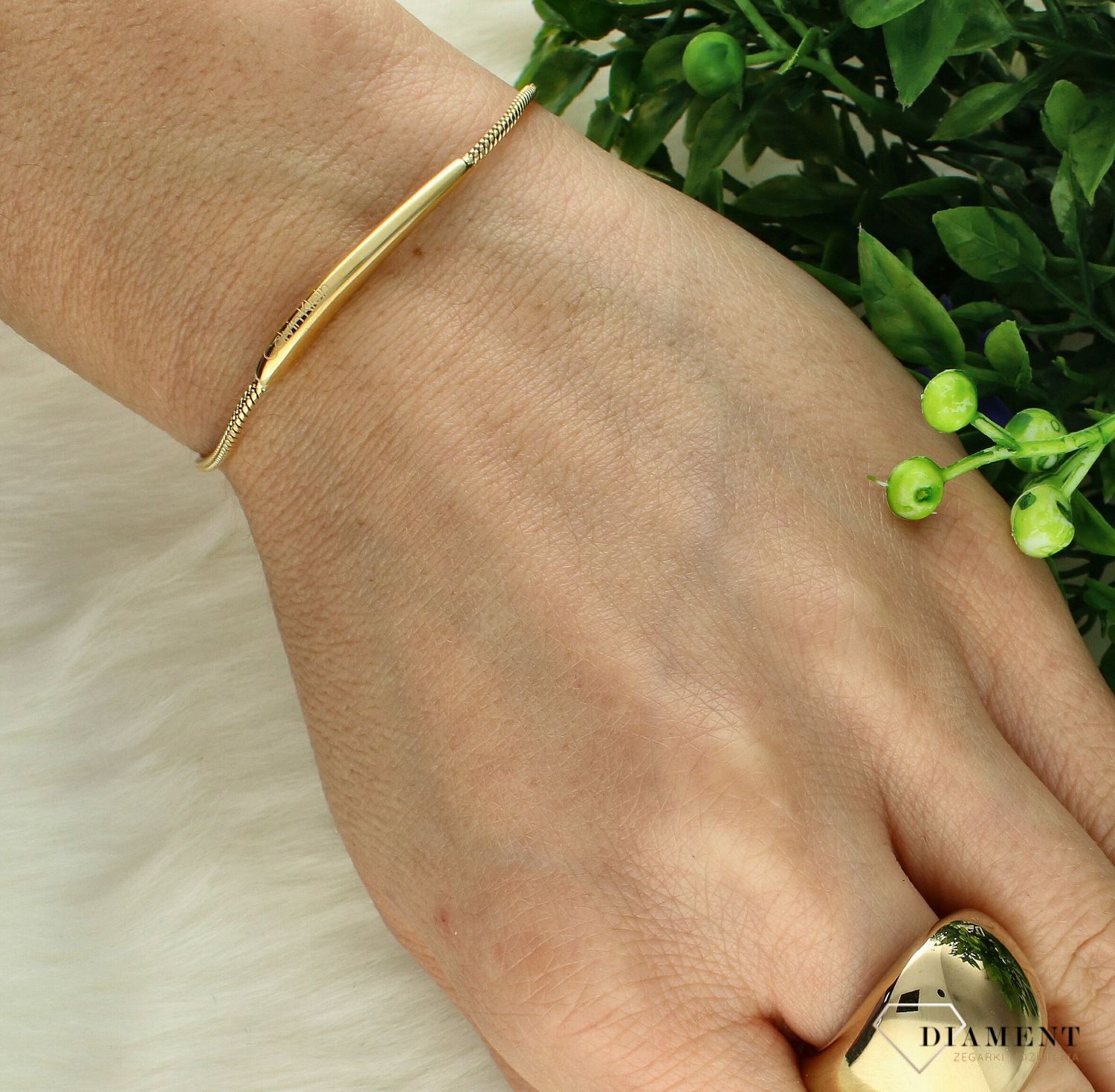 Damska biżuteria Calvin Klein. Biżuteria stalowa Calvin Klein. Bransoletka stalowa damska Calvin Klein. Bransoletka sztywna stalowa CK. Bransoletka stalowa na prezent..jpg