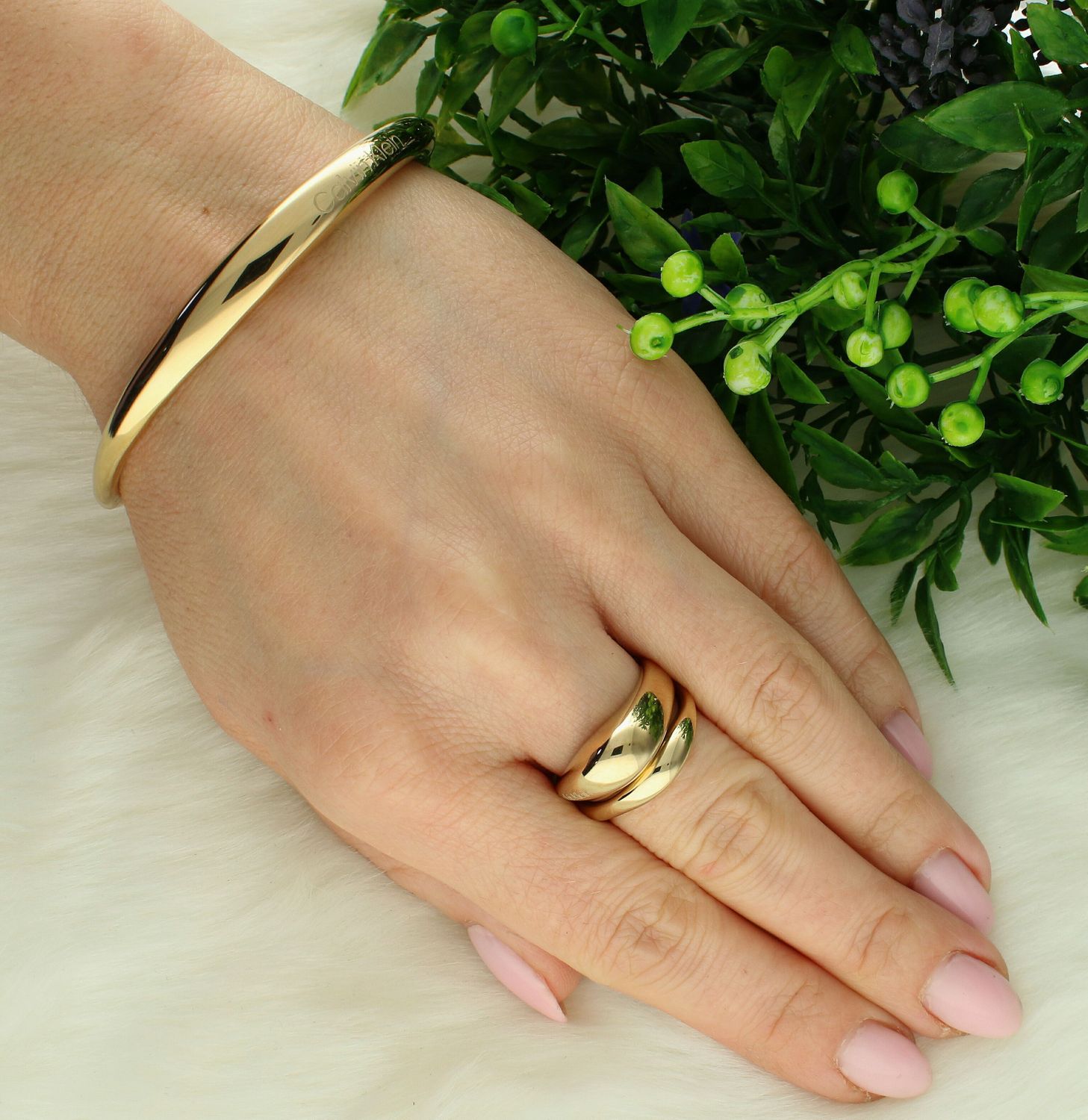 Bransoletka damska Calvin Klein sztywna stalowa z logo CK w złotym kolorze 35000350.jpg