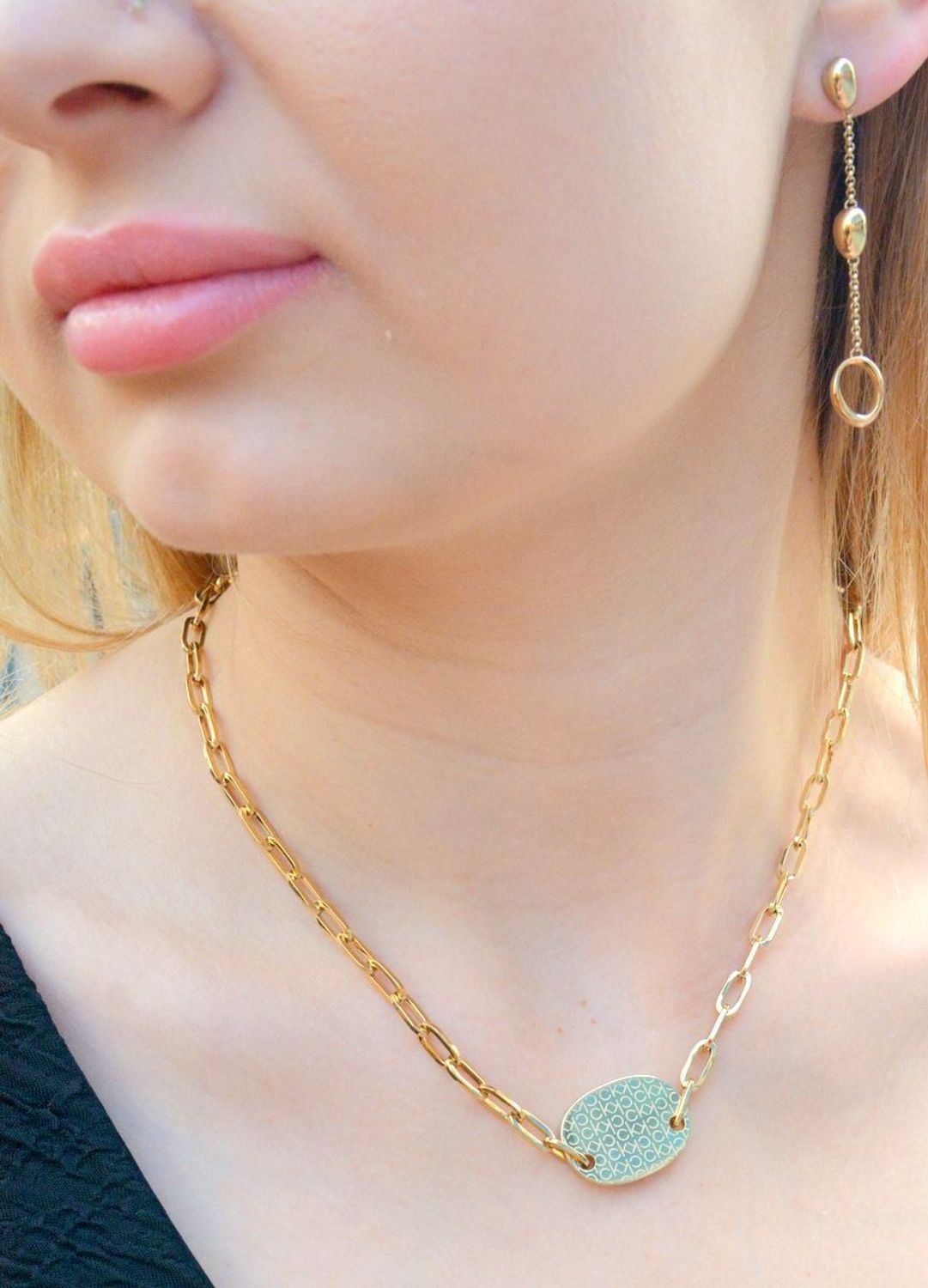 Naszyjnik damski Calvin Klein w złotym kolorze z owalną zawieszką 35000394. Naszyjnik damski Calvin Klein. Naszyjnik stalowy Calvin Klein. Damski Naszyjnik pokryty złotem CK. Naszyjnik modowy Calvin Klein na prezent (2).jpg