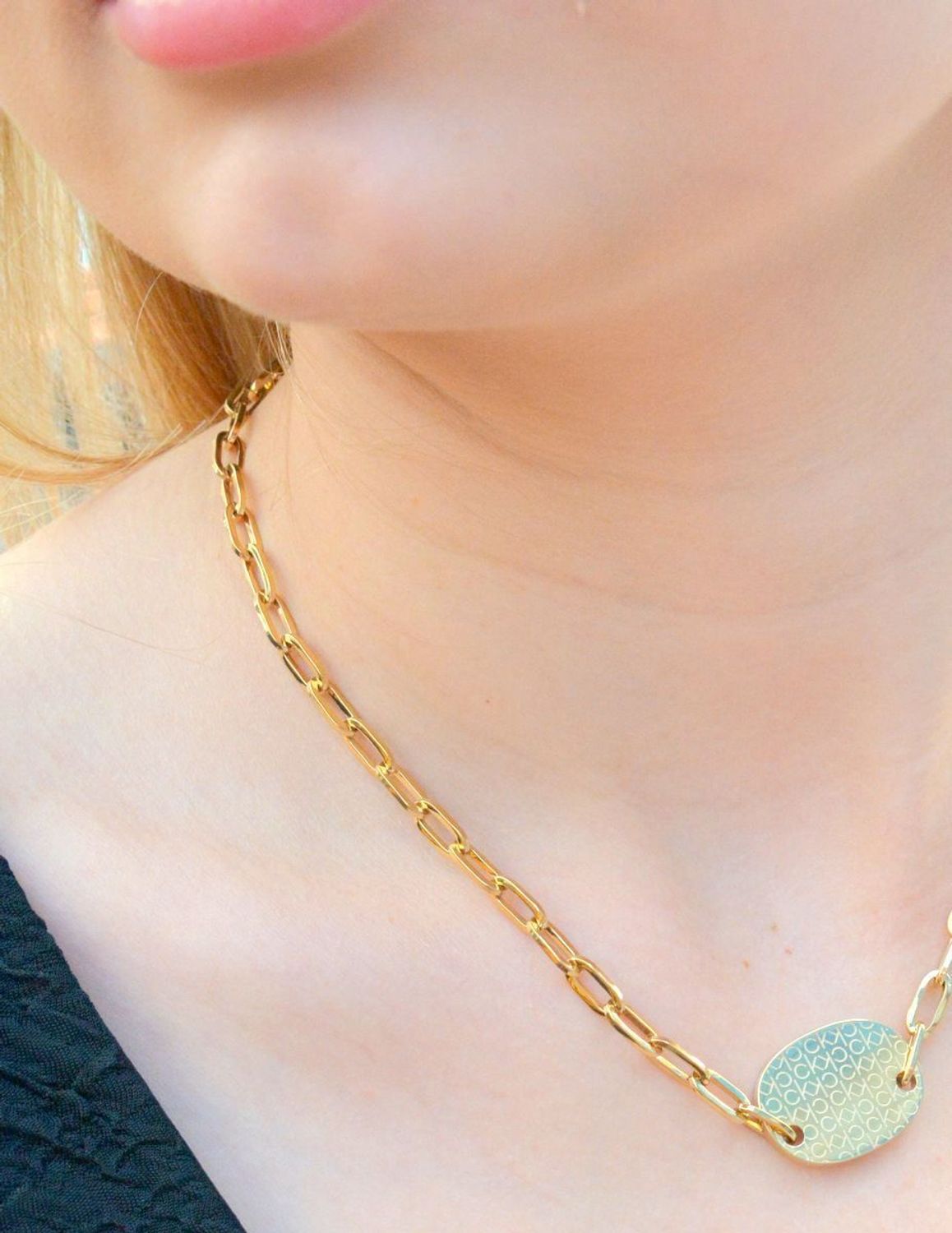 Naszyjnik damski Calvin Klein w złotym kolorze z owalną zawieszką 35000394. Naszyjnik damski Calvin Klein. Naszyjnik stalowy Calvin Klein. Damski Naszyjnik pokryty złotem CK. Naszyjnik modowy Calvin Klein na prezent (2).jpg