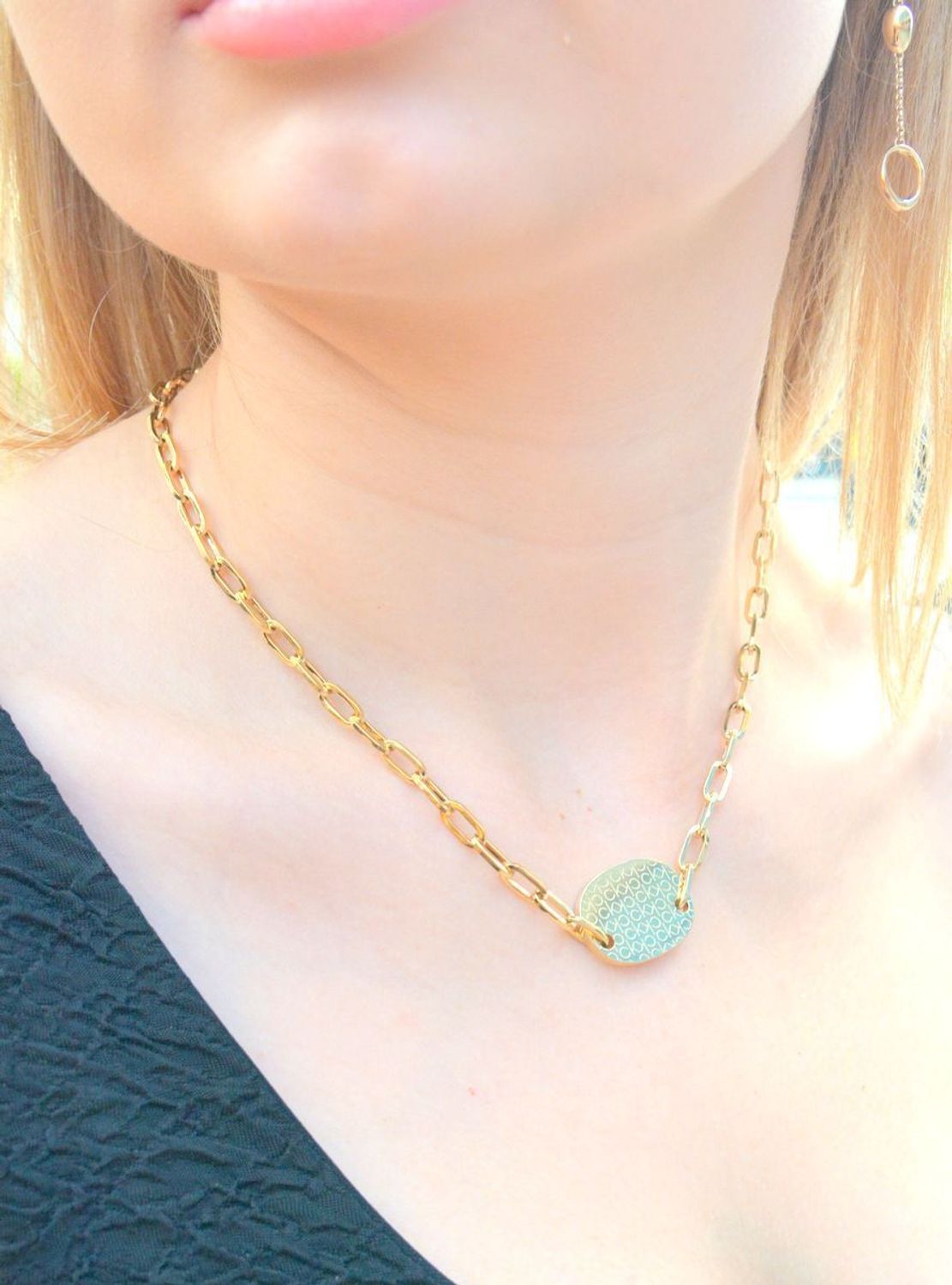 Naszyjnik damski Calvin Klein w złotym kolorze z owalną zawieszką 35000394. Naszyjnik damski Calvin Klein. Naszyjnik stalowy Calvin Klein. Damski Naszyjnik pokryty złotem CK. Naszyjnik modowy Calvin Klein na prezent (2).jpg