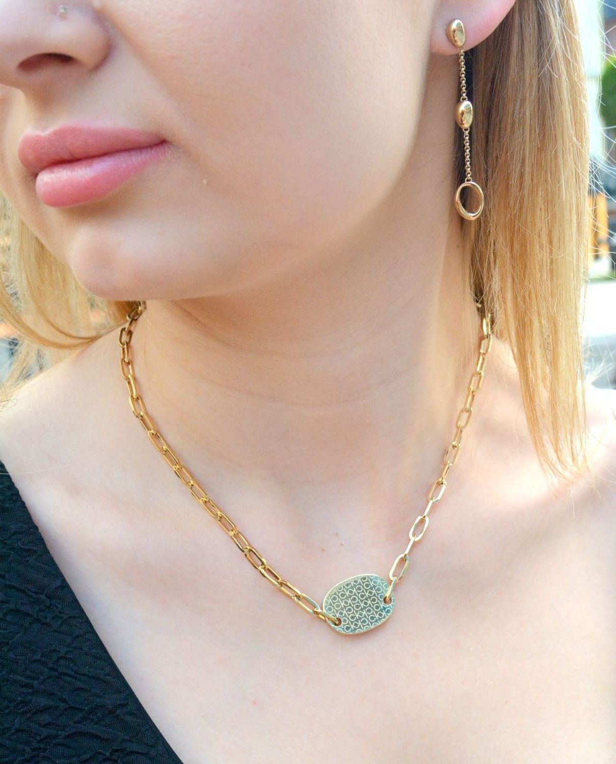 Naszyjnik damski Calvin Klein w złotym kolorze z owalną zawieszką 35000394. Naszyjnik damski Calvin Klein. Naszyjnik stalowy Calvin Klein. Damski Naszyjnik pokryty złotem CK. Naszyjnik modowy Calvin Klein na prezent (2).jpg