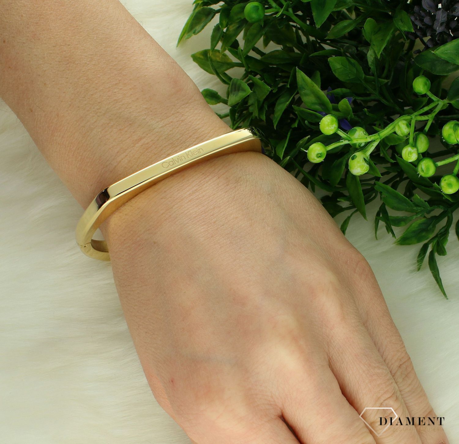 Bransoletka damska Calvin Klein sztywna z logo CK 35000556. Damska biżuteria Calvin Klein. Biżuteria stalowa Calvin Klein. Bransoletka stalowa damska Calvin Klein. Bransoletka sztywna stalowa CK. Bransoletka stalowa na prezent..jpg