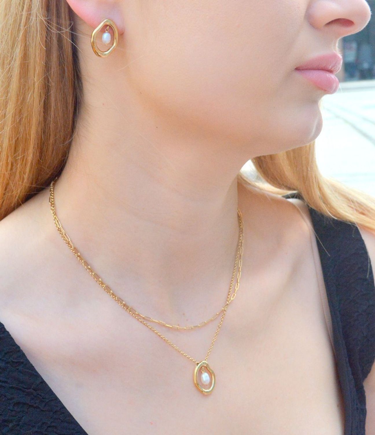 Naszyjnik damski Calvin Klein w złotym kolorze z perełką 35000559. Naszyjnik damski Calvin Klein. Naszyjnik stalowy Calvin Klein. Damski Naszyjnik pokryty złotem CK. Naszyjnik modowy Calvin Klein na prezent..jpg