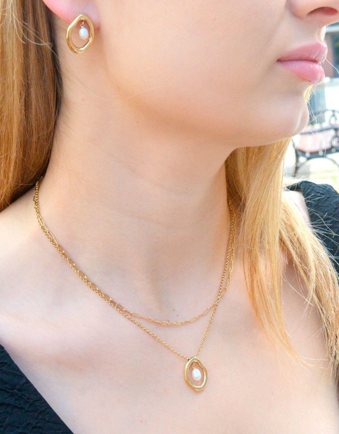 Naszyjnik damski Calvin Klein w złotym kolorze z perełką 35000559. Naszyjnik damski Calvin Klein. Naszyjnik stalowy Calvin Klein. Damski Naszyjnik pokryty złotem CK. Naszyjnik modowy Calvin Klein na prezent..jpg