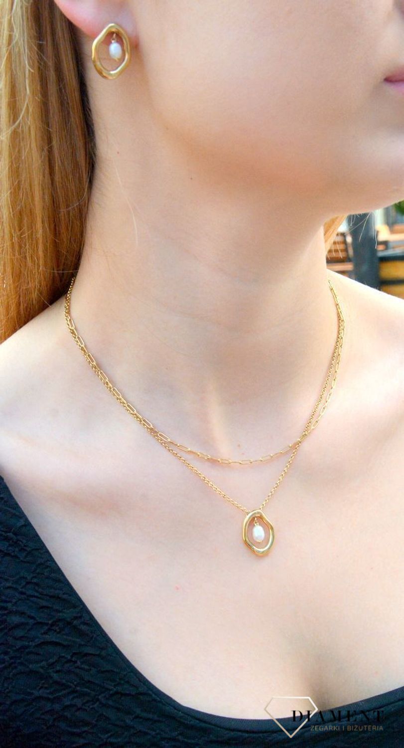 Kolczyki damskie Calvin Klein owalne pozłacane z perłą 35000562. Kolczyki damskie Calvin Klein. Damskie kolczyki stalowe Calvin Klein. Kolczyki stalowe w złotym kolorze. Złote kolczyki Calvin Klein..jpg