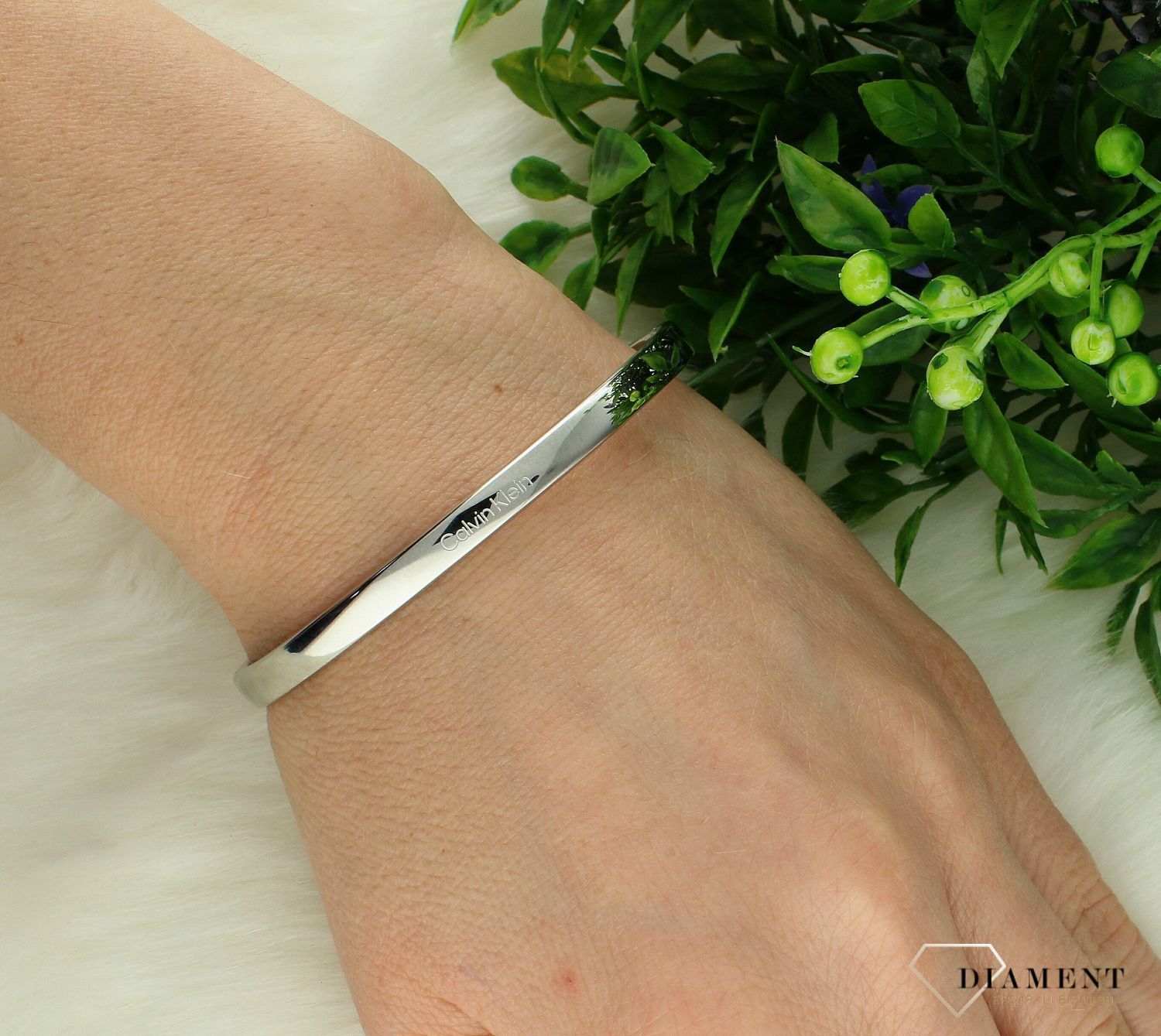 Bransoletka damska Calvin Klein sztywna stalowa z logo CK 35000563. Damska biżuteria Calvin Klein. Biżuteria stalowa Calvin Klein. Bransoletka stalowa damska Calvin Klein. Bransoletka sztywna stalowa CK. Bransoletka stalowa na prezent..webp