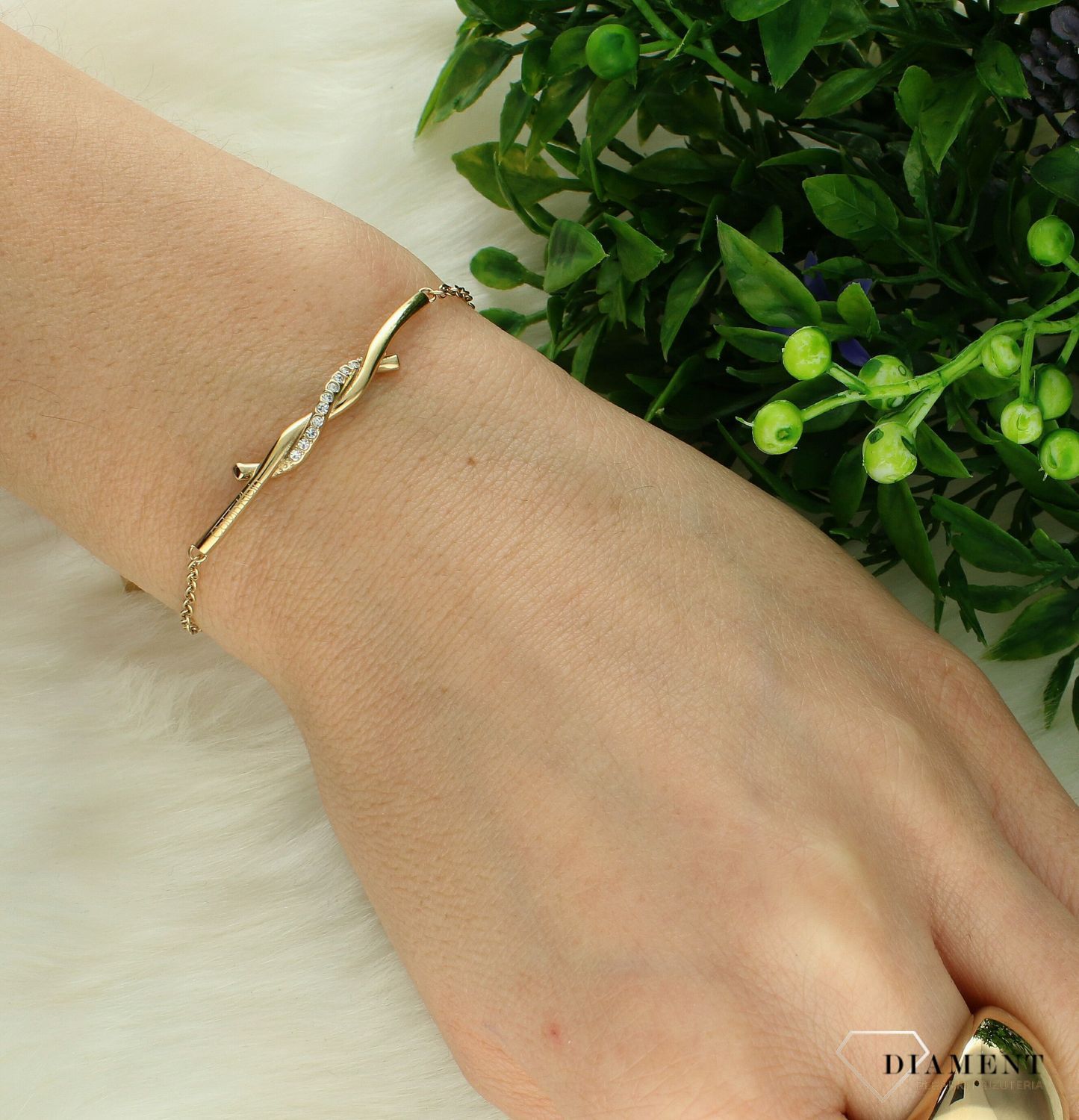 Bransoletka damska Calvin Klein w złotym kolorze z cyrkoniami 35000579. Bransoletka damska Calvin Klein. Damska bransoletka stalowa Calvin Klein. Bransoletka złota stalowa Calvin Klein. Bransoletka damska na prezent..jpg