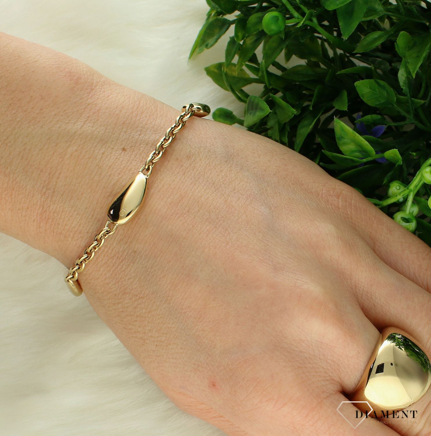 Bransoletka damska Calvin Klein w złotym kolorze regulowana 35000604. Bransoletka damska Calvin Klein. Damska bransoletka stalowa Calvin Klein. Bransoletka złota stalowa Calvin Klein. Bransoletka damska na prezent..jpg