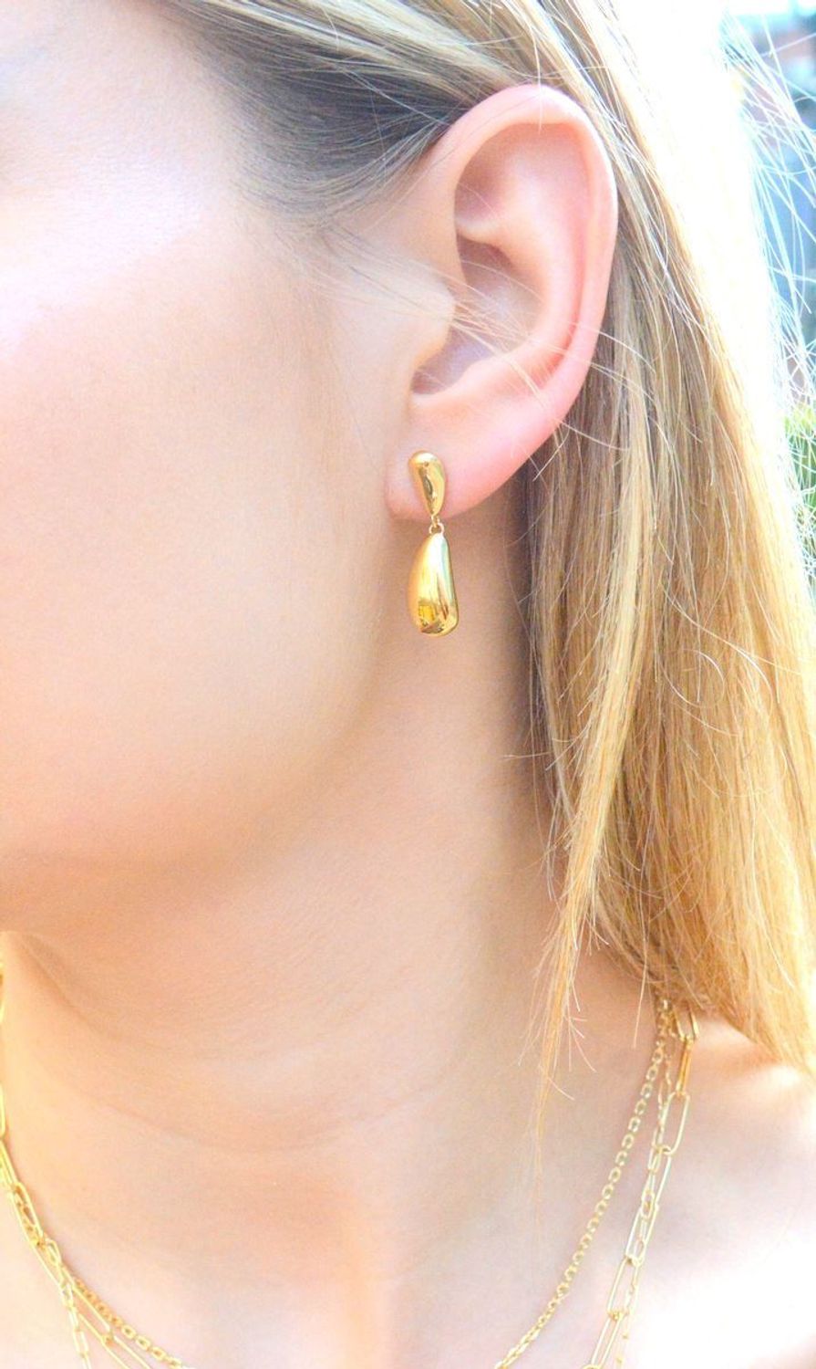 Kolczyki damskie Calvin Klein pozłacane wiszące 35000607.  Kolczyki damskie Calvin Klein. Damskie kolczyki stalowe Calvin Klein. Kolczyki stalowe w złotym kolorze. Złote kolczyki Calvin Klein..jpg