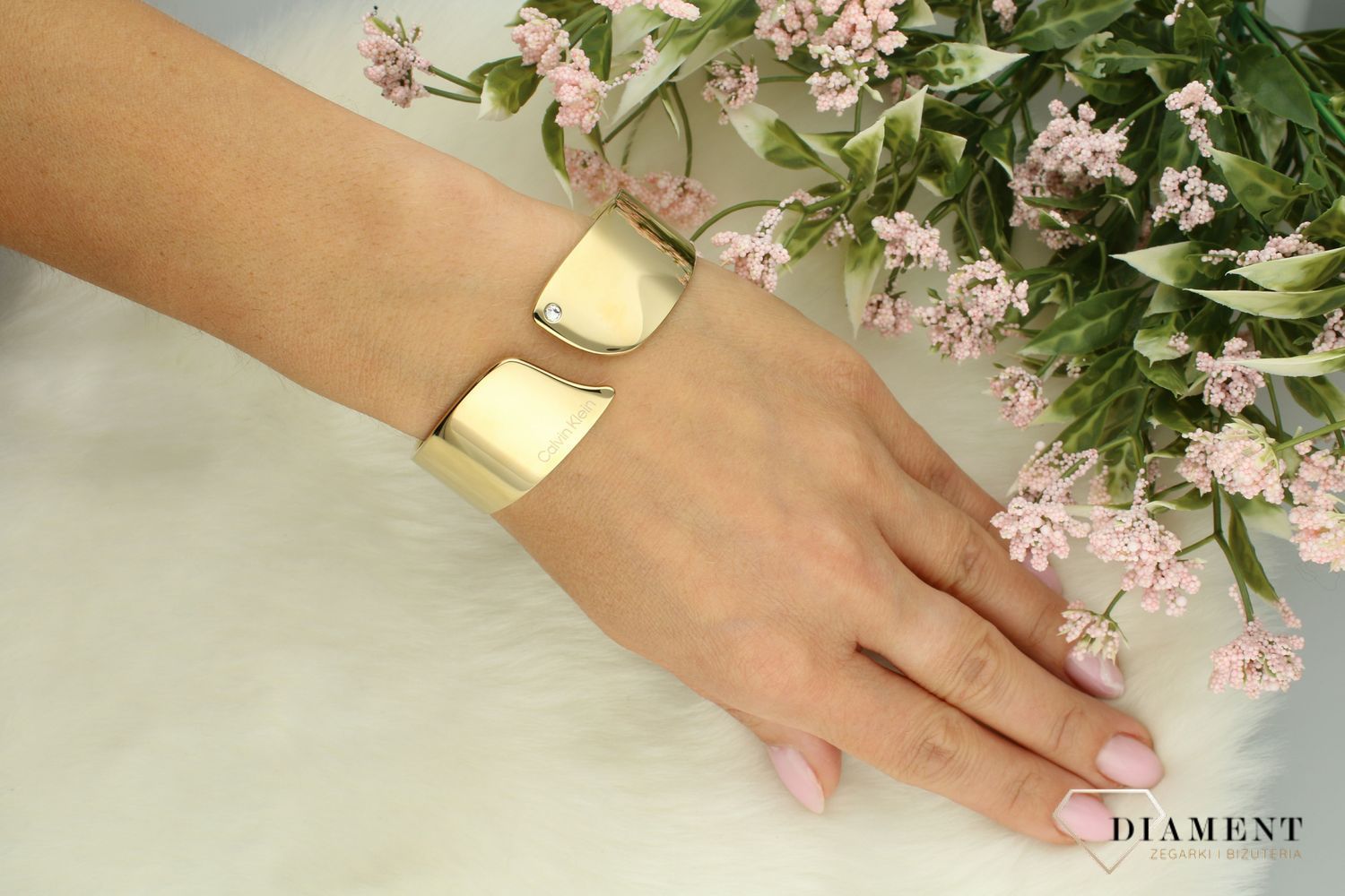 Bransoletka damska Calvin Klein sztywna pozłacana z cyrkonią 35000657. Bransoletka obręcz. Sztywna bransoleta pozłacana szeroka CK. Biżuteria z CK. Bransoletka sztywna z Calvin Klein. Markowa biżuteria modowa Calvin Klein..jpg