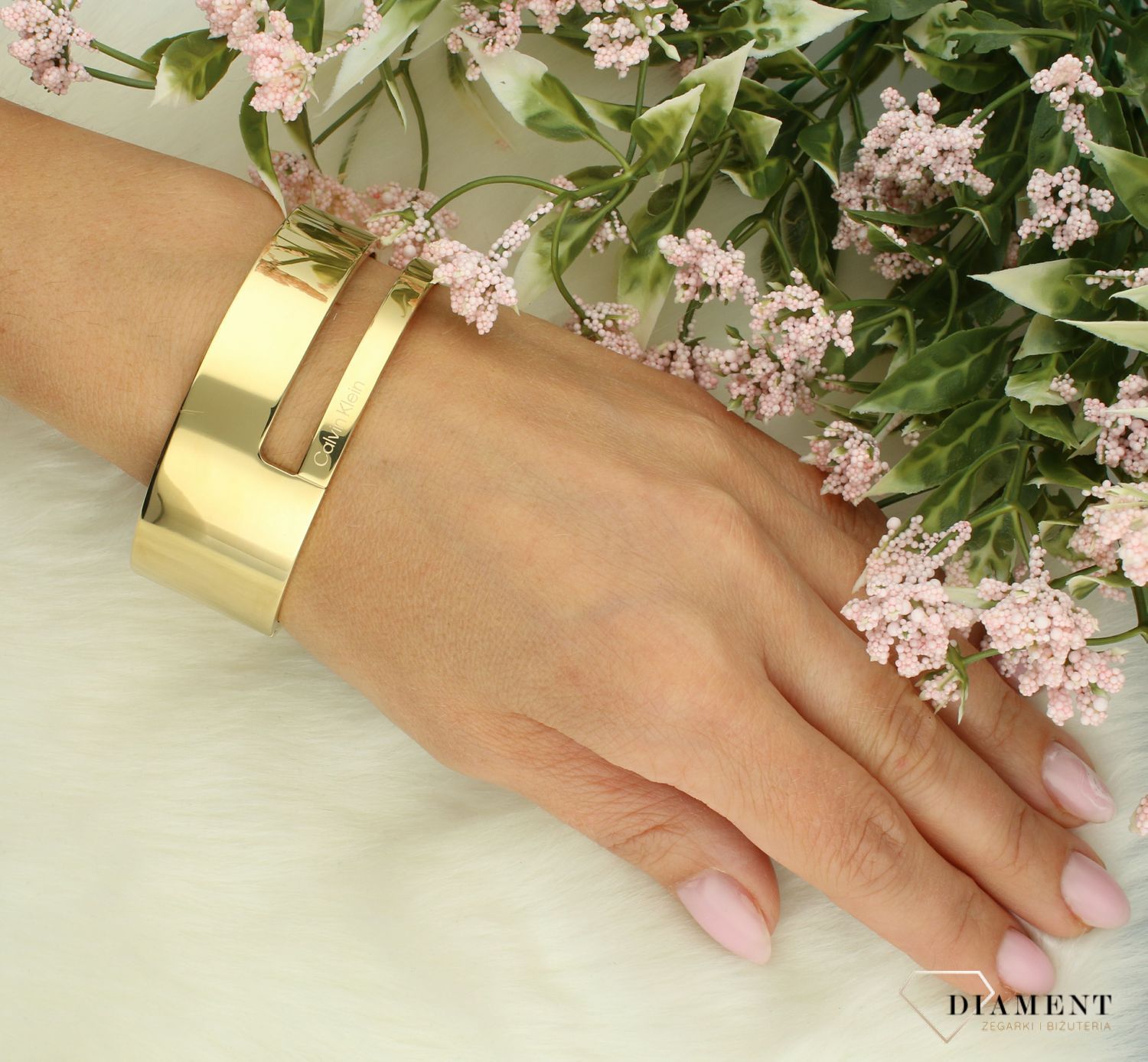 Bransoletka damska Calvin Klein sztywna pozłacana 35000673. Markowa biżuteria modowa Calvin Klein. Oryginalna markowa biżuteria. Biżuteria CK. Szeroka złota bransoletka. Sztywna złota bransoletka na prezent..jpg