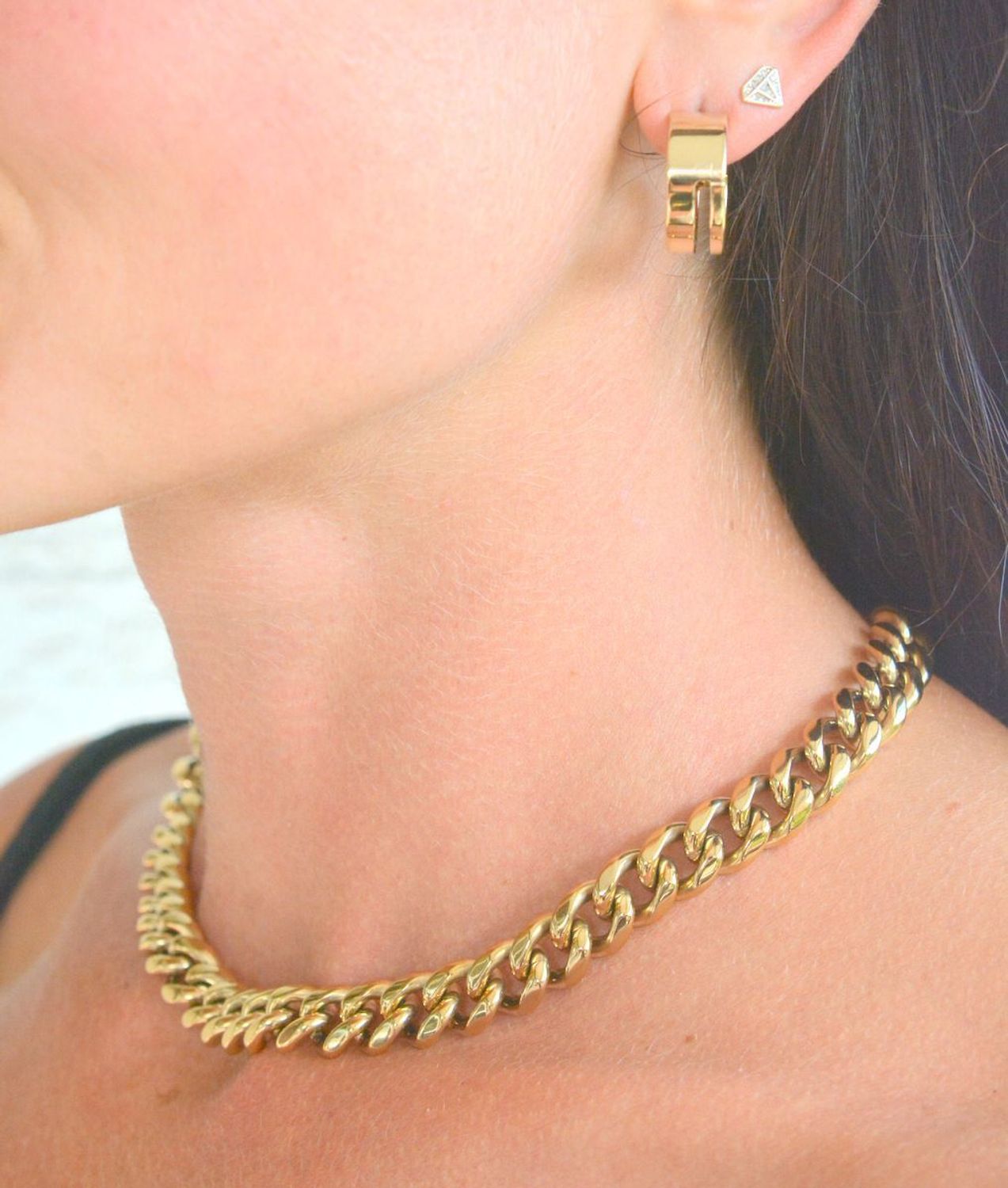 Kolczyki damskie Calvin Klein pozłacane szerokie koła 35000676. Markowa biżuteria modowa Calvin Klein. Oryginalna markowa biżuteria. Szerokie pozłacane koła. Kolczyki na prezent. Biżuteria CK..jpg