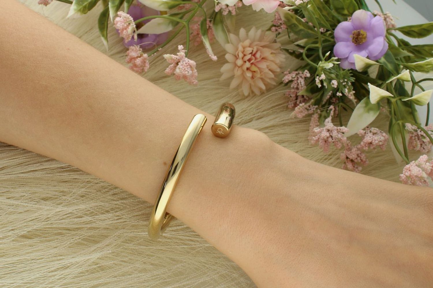 Bransoletka damska Calvin Klein 35000763 – złota, z błyszczącym wykończeniem, wykonana z trwałej stali chirurgicznej. Długość 17,5 cm, waga 44 g, zapięcie bagnetowe. 1.jpg