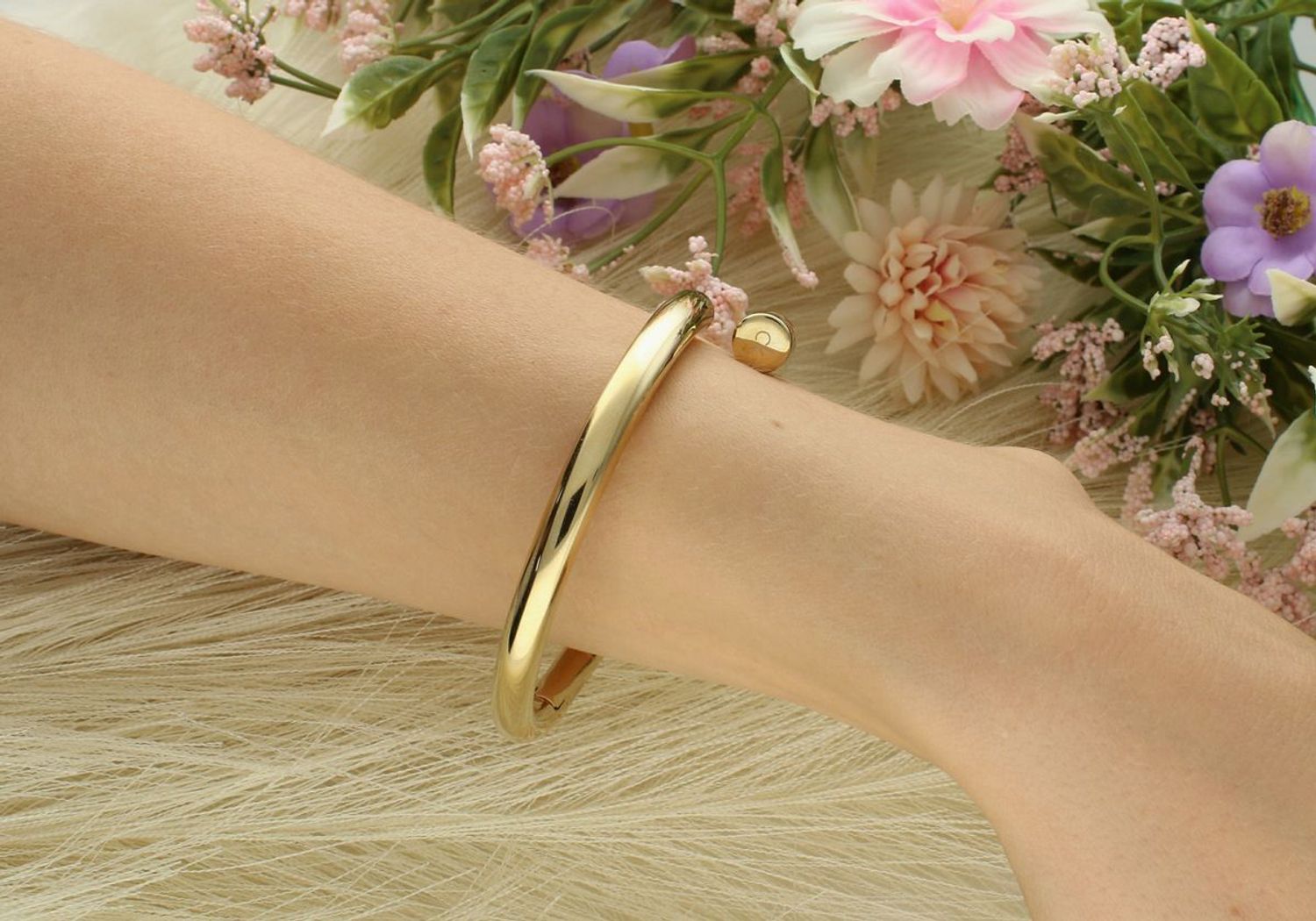 Bransoletka damska Calvin Klein 35000763 – złota, z błyszczącym wykończeniem, wykonana z trwałej stali chirurgicznej. Długość 17,5 cm, waga 44 g, zapięcie bagnetowe. 1.jpg