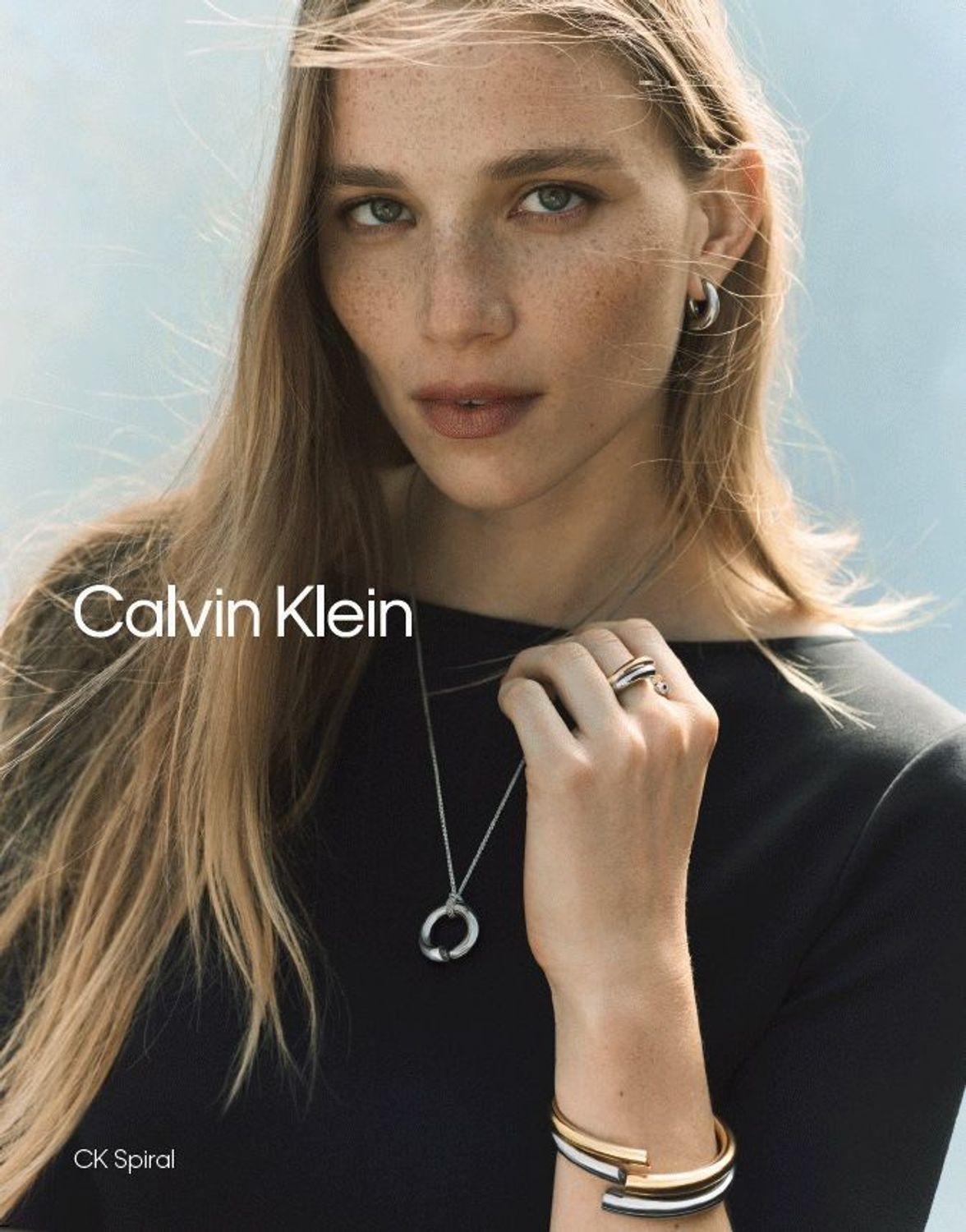 Bransoletka damska Calvin Klein 35000763 – złota, z błyszczącym wykończeniem, wykonana z trwałej stali chirurgicznej. Długość 17,5 cm, waga 44 g, zapięcie bagnetowe. 1.jpg