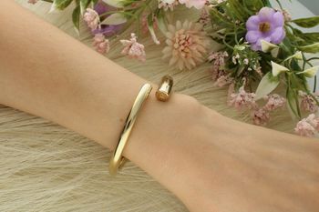 Bransoletka damska Calvin Klein 35000763 – złota, z błyszczącym wykończeniem, wykonana z trwałej stali chirurgicznej. Długość 17,5 cm, waga 44 g, zapięcie bagnetowe. 3.jpg