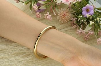 Bransoletka damska Calvin Klein 35000763 – złota, z błyszczącym wykończeniem, wykonana z trwałej stali chirurgicznej. Długość 17,5 cm, waga 44 g, zapięcie bagnetowe. 4.jpg