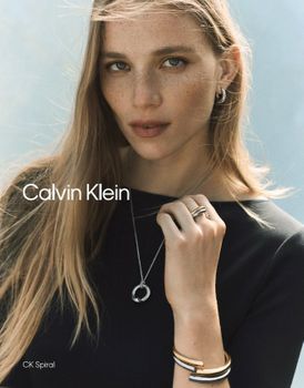 Bransoletka damska Calvin Klein 35000763 – złota, z błyszczącym wykończeniem, wykonana z trwałej stali chirurgicznej. Długość 17,5 cm, waga 44 g, zapięcie bagnetowe44.jpg