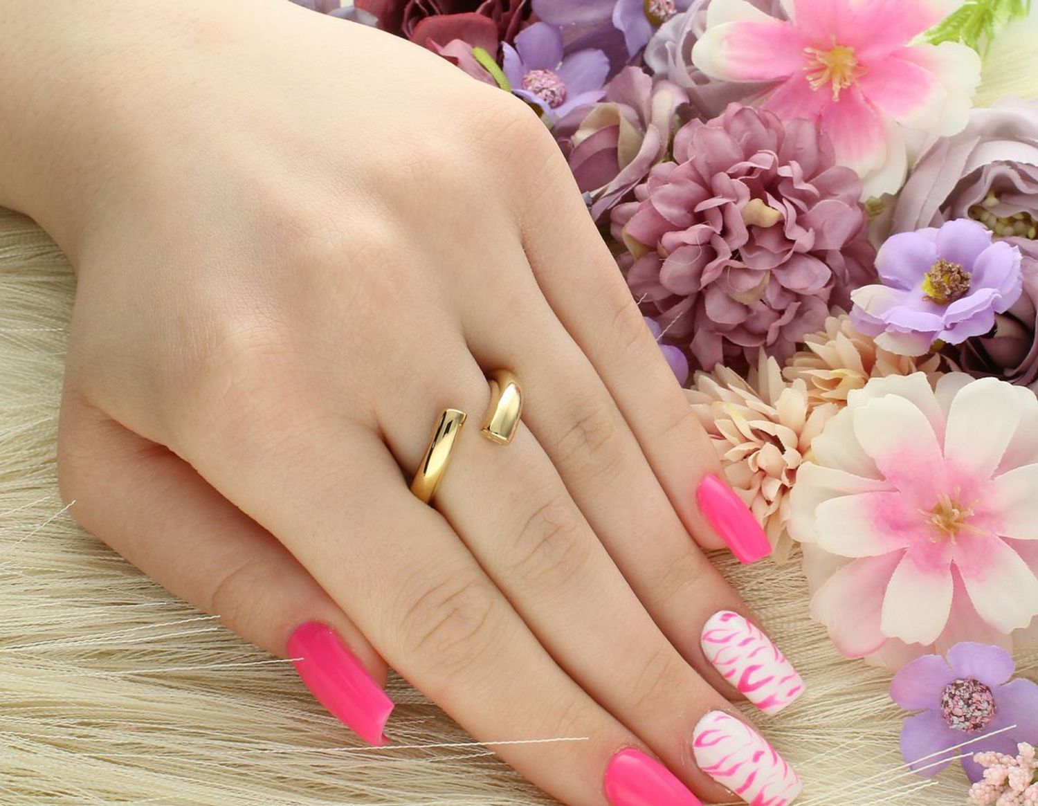 Złoty pierścionek damski Calvin Klein CK Spiral 35000767C ze stali nierdzewnej, nowoczesny design, lekki i trwały, idealny na co dzień i na specjalne okazje.1.jpg