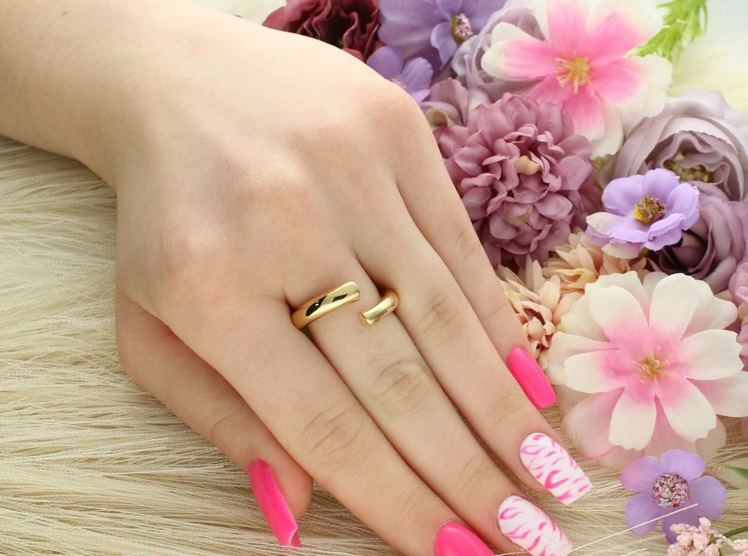 Złoty pierścionek damski Calvin Klein CK Spiral 35000767C ze stali nierdzewnej, nowoczesny design, lekki i trwały, idealny na co dzień i na specjalne okazje.1.jpg