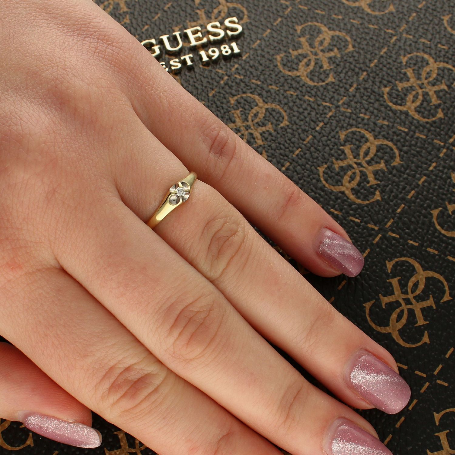 Złoty pierścionek z diamentem w kształcie kwiatu – żółte i białe złoto.jpg