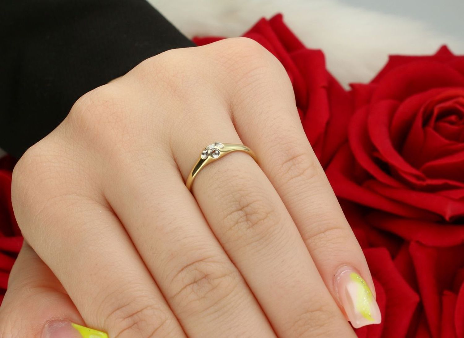 Złoty pierścionek z diamentem w kształcie kwiatu – żółte i białe złoto.jpg