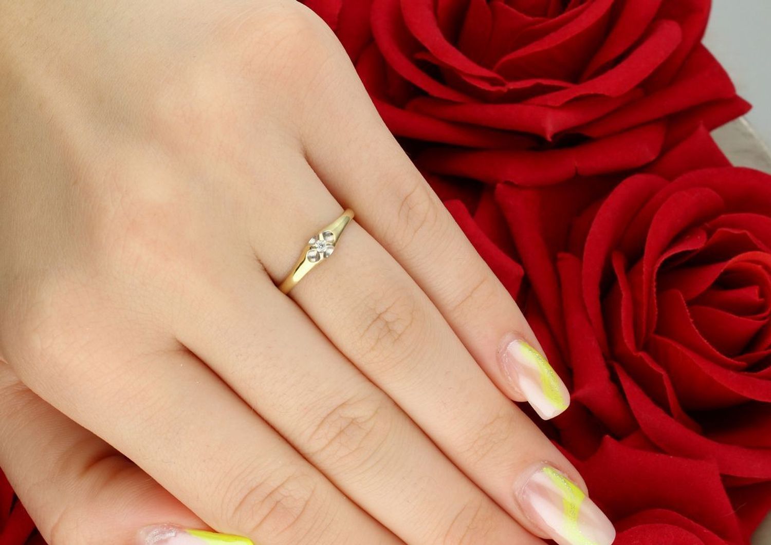 Złoty pierścionek z diamentem w kształcie kwiatu – żółte i białe złoto.jpg