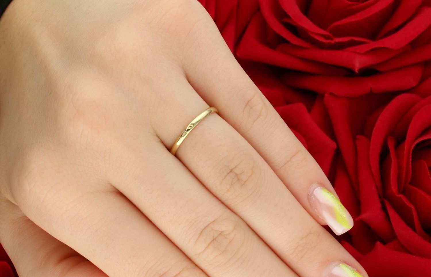 Złoty pierścionek z diamentem w kształcie kwiatu – żółte i białe złoto.jpg