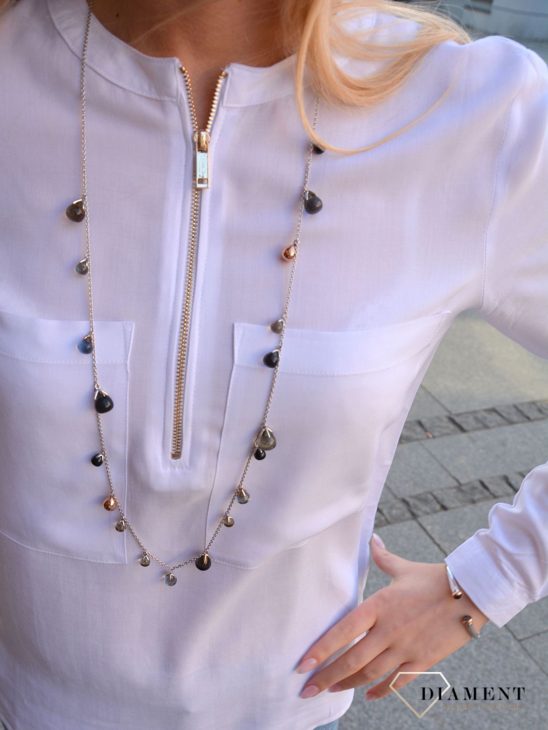 Długi naszyjnik damski z kamieniami naturalnymi, naszyjnik apart, naszyjnik kruk.webp