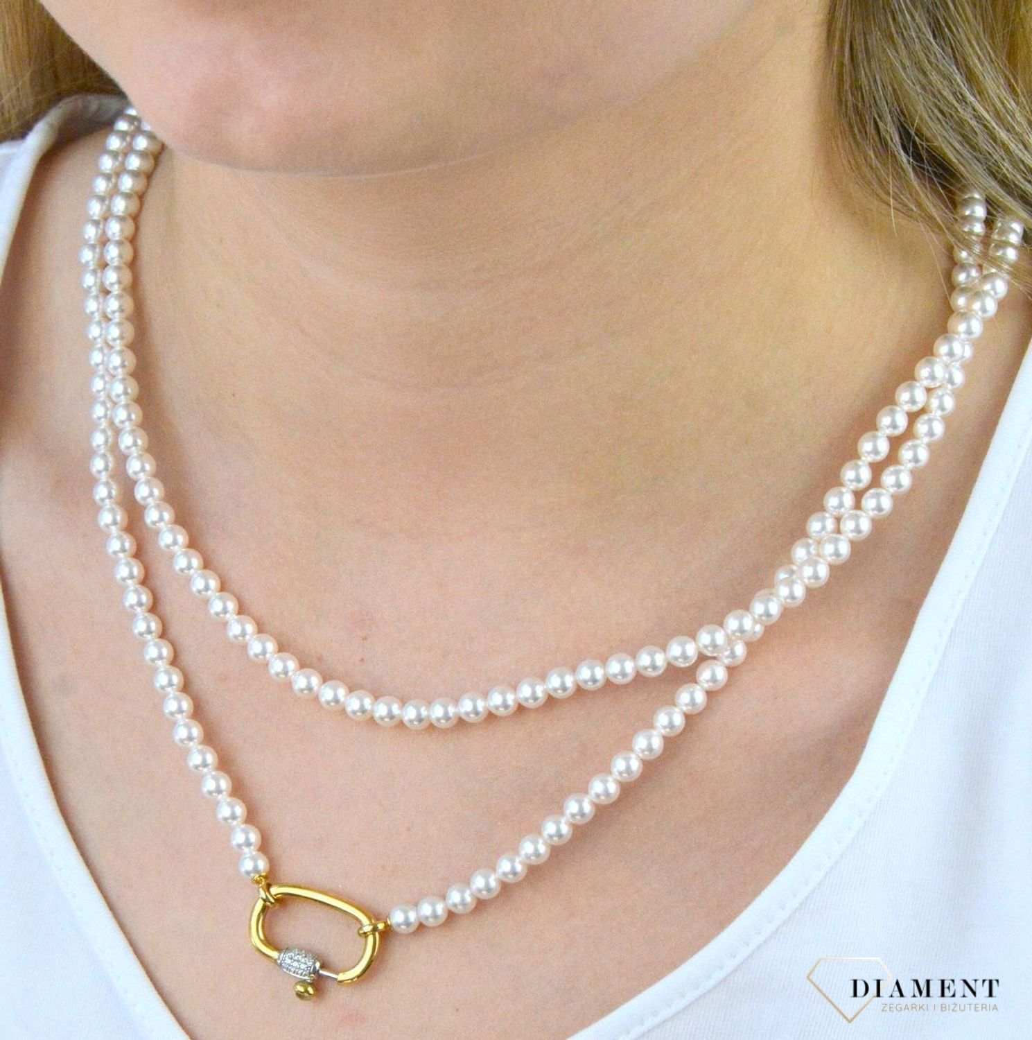 Naszyjnik marki TI SENTO - Milano z kolekcji inspirowanej morzem – jego tajemniczym, nieznanym podwodnym światem oraz pięknem śnieżnobiałych plaż. Srebrny naszyjnik, który wyróżnia się strumieniem drobnych kamieni w kolorze.webp