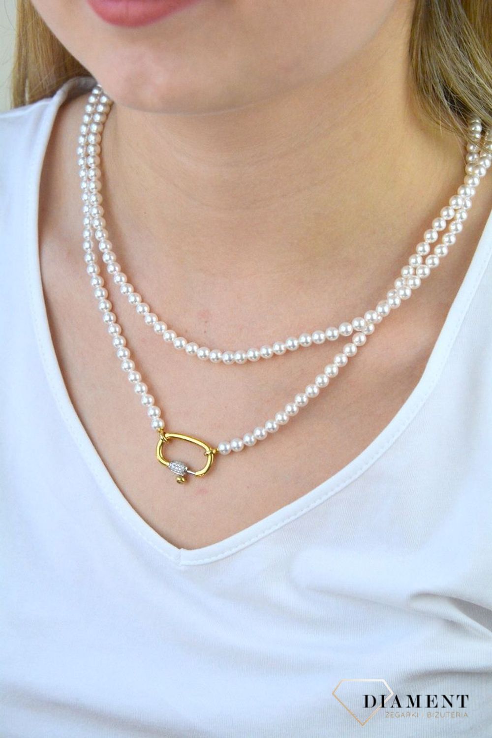 Naszyjnik marki TI SENTO - Milano z kolekcji inspirowanej morzem – jego tajemniczym, nieznanym podwodnym światem oraz pięknem śnieżnobiałych plaż. Srebrny naszyjnik, który wyróżnia się strumieniem drobnych kamieni w kolorze.webp