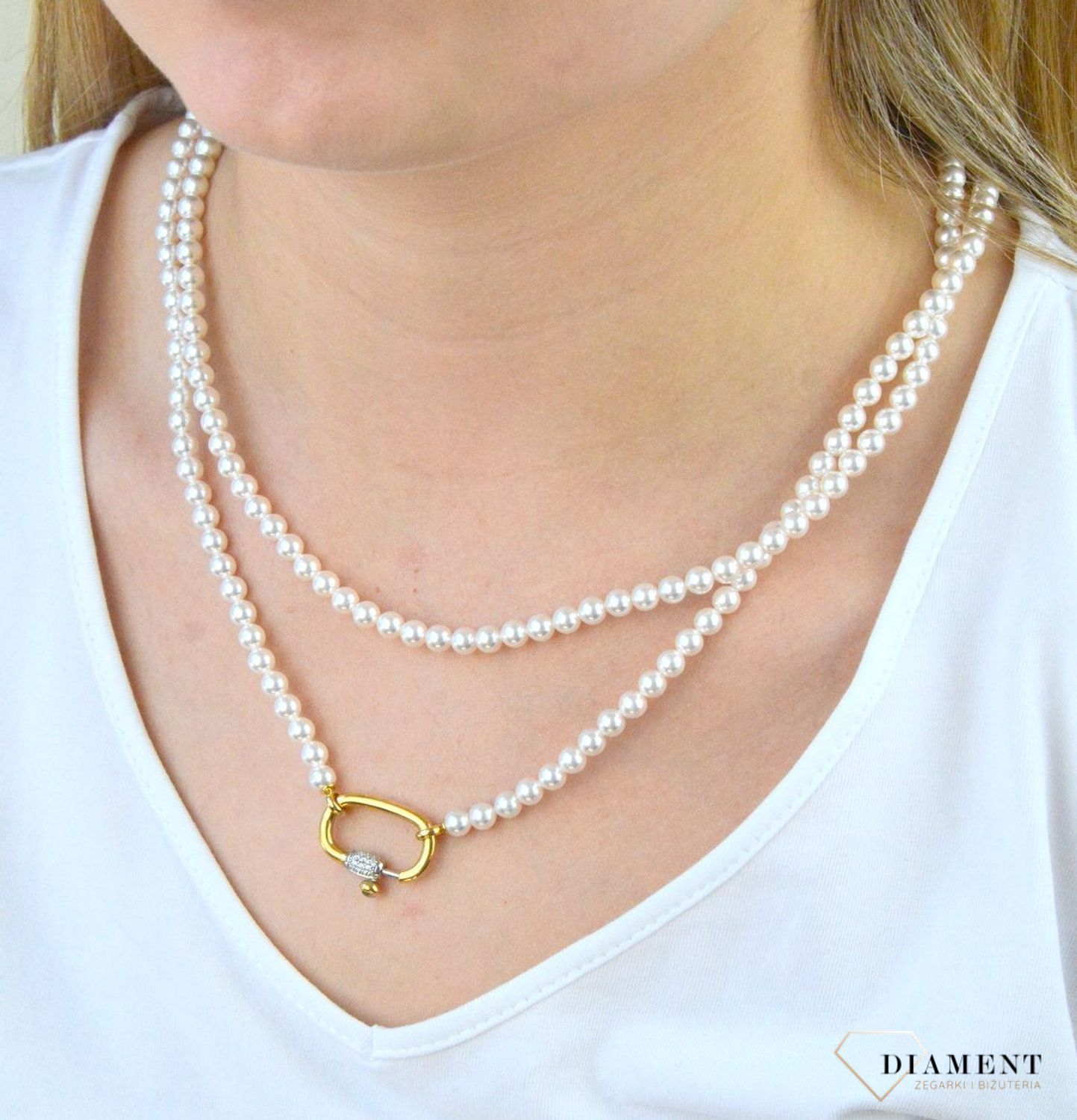 Naszyjnik marki TI SENTO - Milano z kolekcji inspirowanej morzem – jego tajemniczym, nieznanym podwodnym światem oraz pięknem śnieżnobiałych plaż. Srebrny naszyjnik, który wyróżnia się strumieniem drobnych kamieni w kolorze.webp