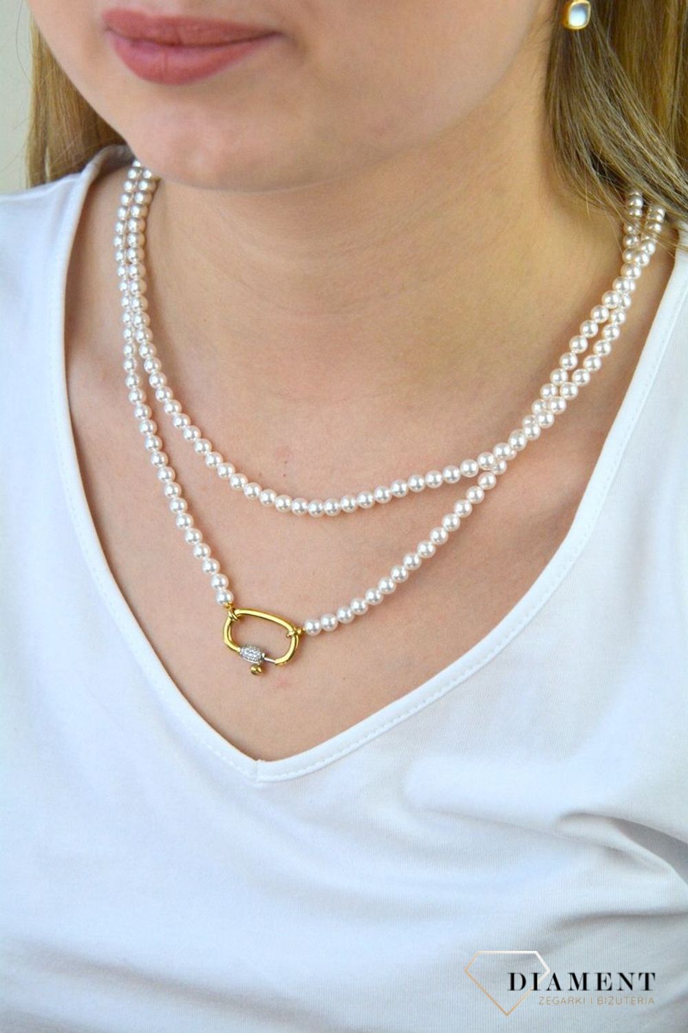 Naszyjnik marki TI SENTO - Milano z kolekcji inspirowanej morzem – jego tajemniczym, nieznanym podwodnym światem oraz pięknem śnieżnobiałych plaż. Srebrny naszyjnik, który wyróżnia się strumieniem drobnych kamieni w kolorze.webp