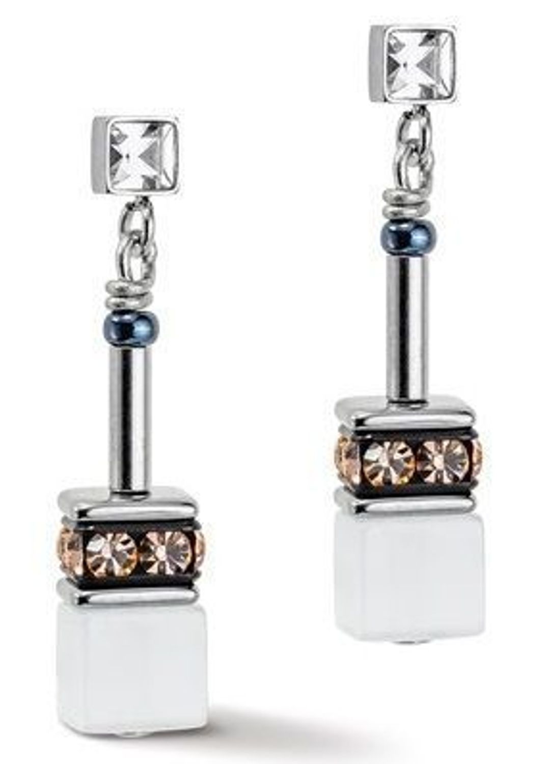 Coeur De Lion GeoCUBE® Iconic Monochrome Earrings w kolorze brzoskwiniowym. Eleganckie kolczyki 2,9 cm ze stali nierdzewnej, kryształów i oka tygrysa.22.jpg