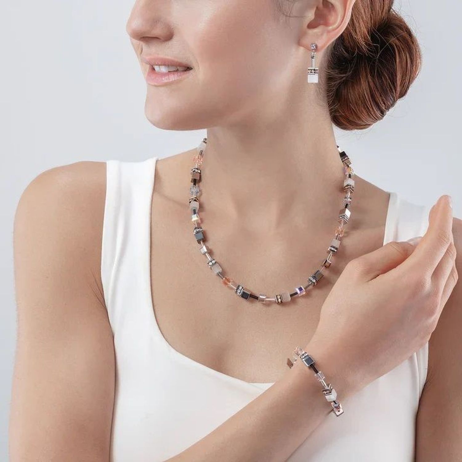 Coeur De Lion GeoCUBE® Iconic Monochrome Earrings w kolorze brzoskwiniowym. Eleganckie kolczyki 2,9 cm ze stali nierdzewnej, kryształów i oka tygrysa.22.jpg