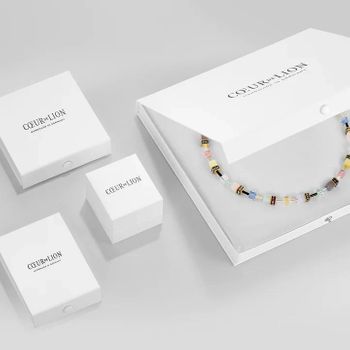 Coeur De Lion GeoCUBE® Iconic Monochrome Earrings w kolorze brzoskwiniowym. Eleganckie kolczyki 2,9 cm ze stali nierdzewnej, kryształów i oka tygrysa.3.jpg